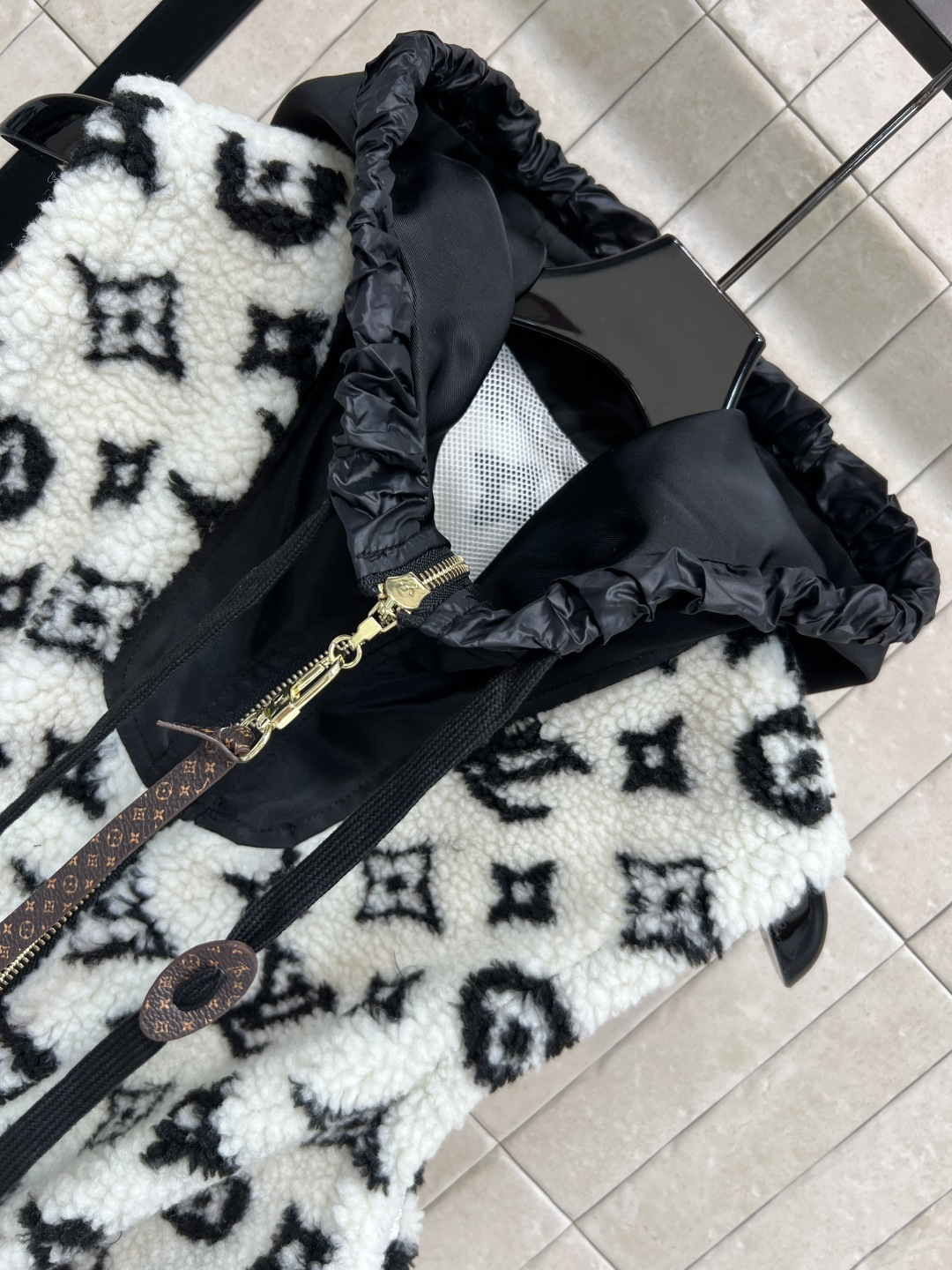 L家 25秋冬新款 老花羊羔毛连帽收腰马甲 经典Monogram老花 奢华感满满！羊羔绒材质柔软细腻 保