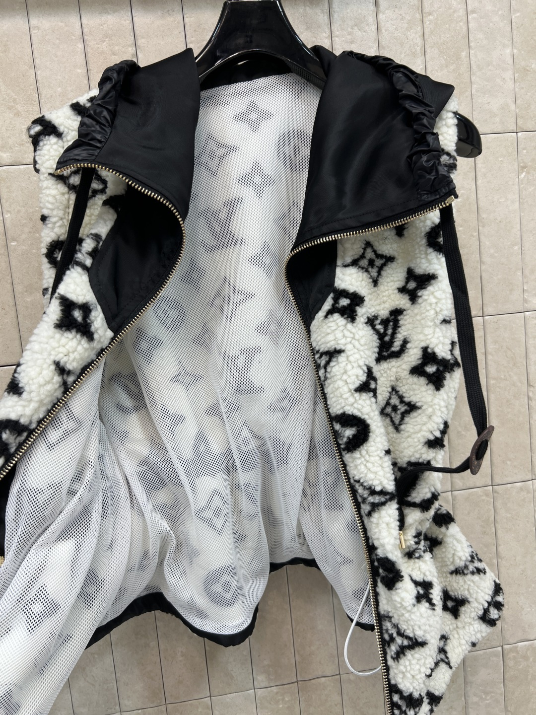 L家 25秋冬新款 老花羊羔毛连帽收腰马甲 经典Monogram老花 奢华感满满！羊羔绒材质柔软细腻 保