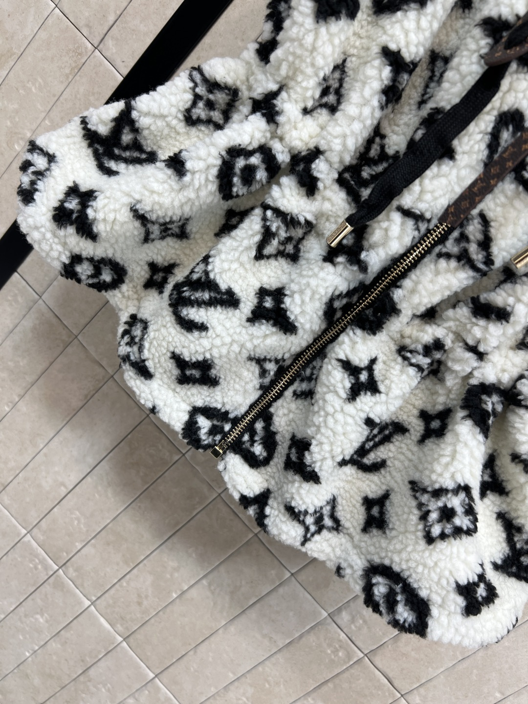 L家 25秋冬新款 老花羊羔毛连帽收腰马甲 经典Monogram老花 奢华感满满！羊羔绒材质柔软细腻 保