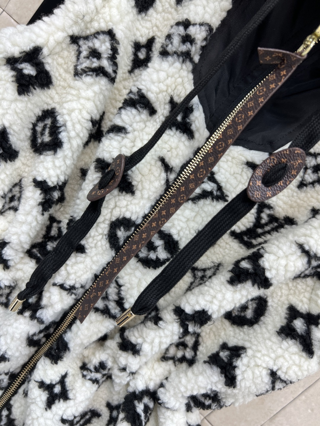 L家 25秋冬新款 老花羊羔毛连帽收腰马甲 经典Monogram老花 奢华感满满！羊羔绒材质柔软细腻 保