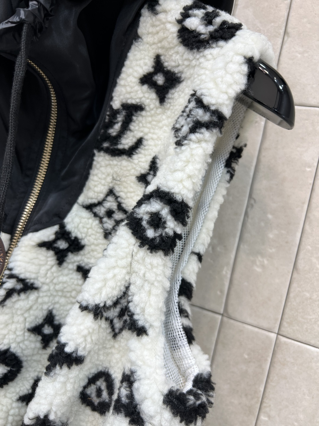 L家 25秋冬新款 老花羊羔毛连帽收腰马甲 经典Monogram老花 奢华感满满！羊羔绒材质柔软细腻 保