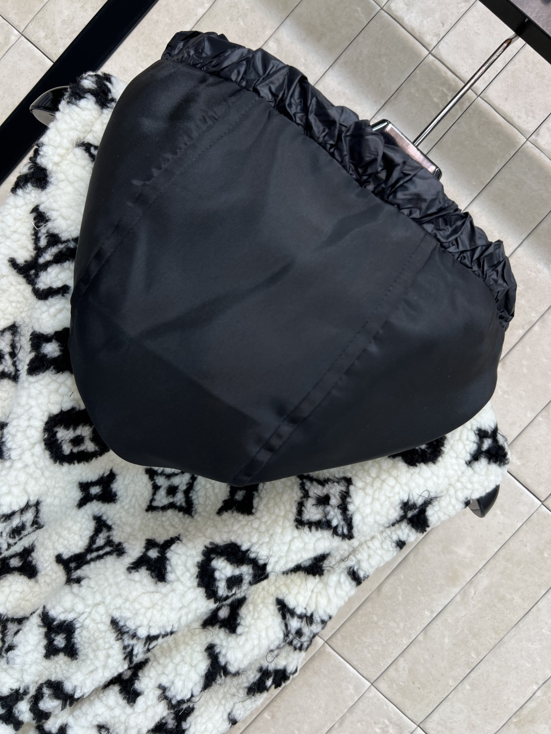 L家 25秋冬新款 老花羊羔毛连帽收腰马甲 经典Monogram老花 奢华感满满！羊羔绒材质柔软细腻 保