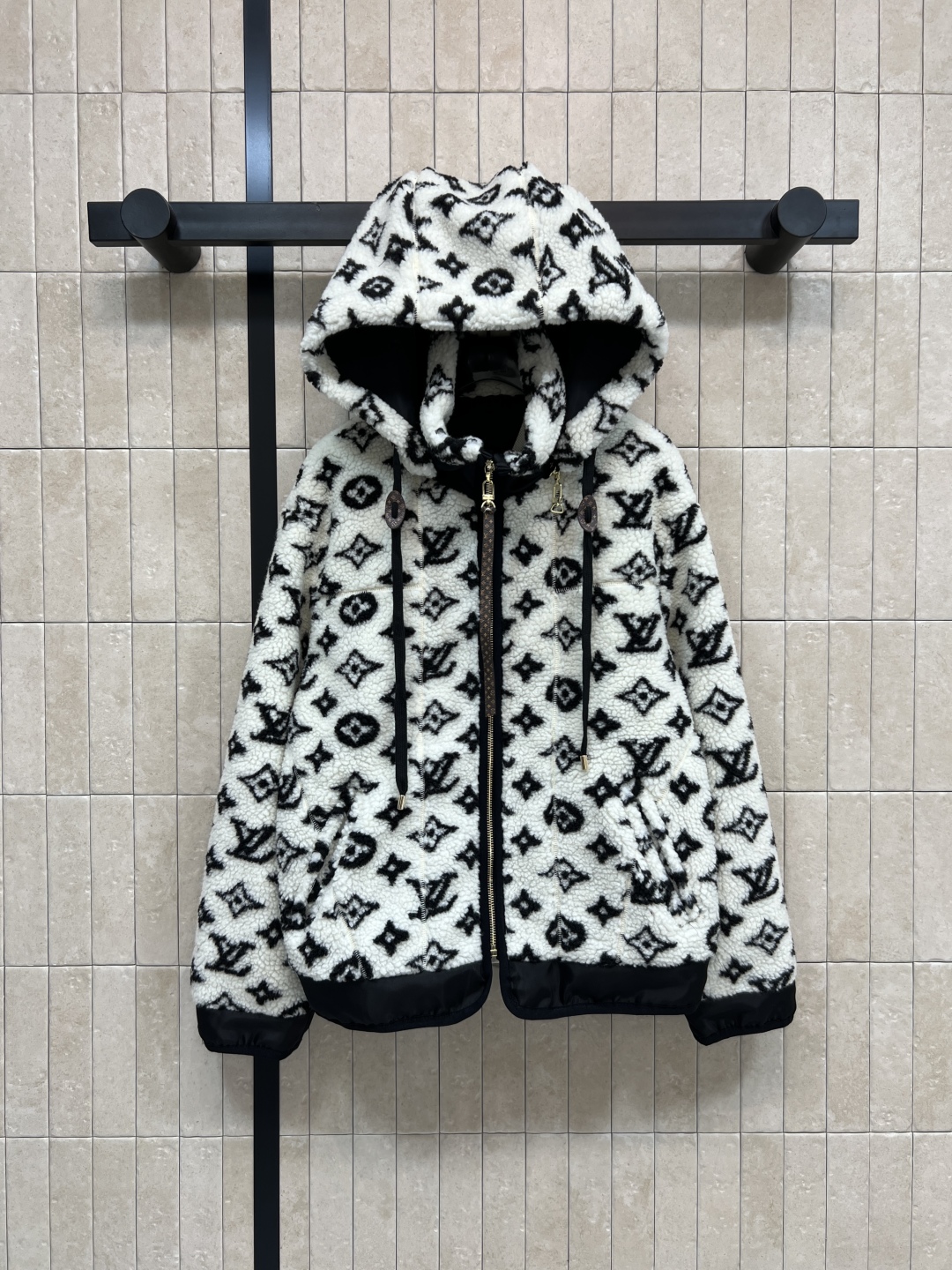 L家 25秋冬新款 老花羊羔绒连帽拼接外套 经典Monogram老花 奢华感满满！羊羔绒材质柔软细腻 保