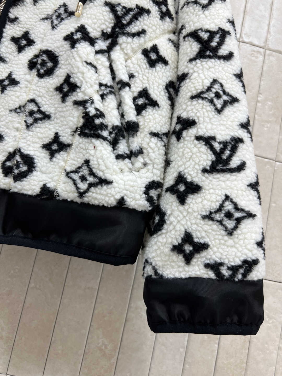 L家 25秋冬新款 老花羊羔绒连帽拼接外套 经典Monogram老花 奢华感满满！羊羔绒材质柔软细腻 保