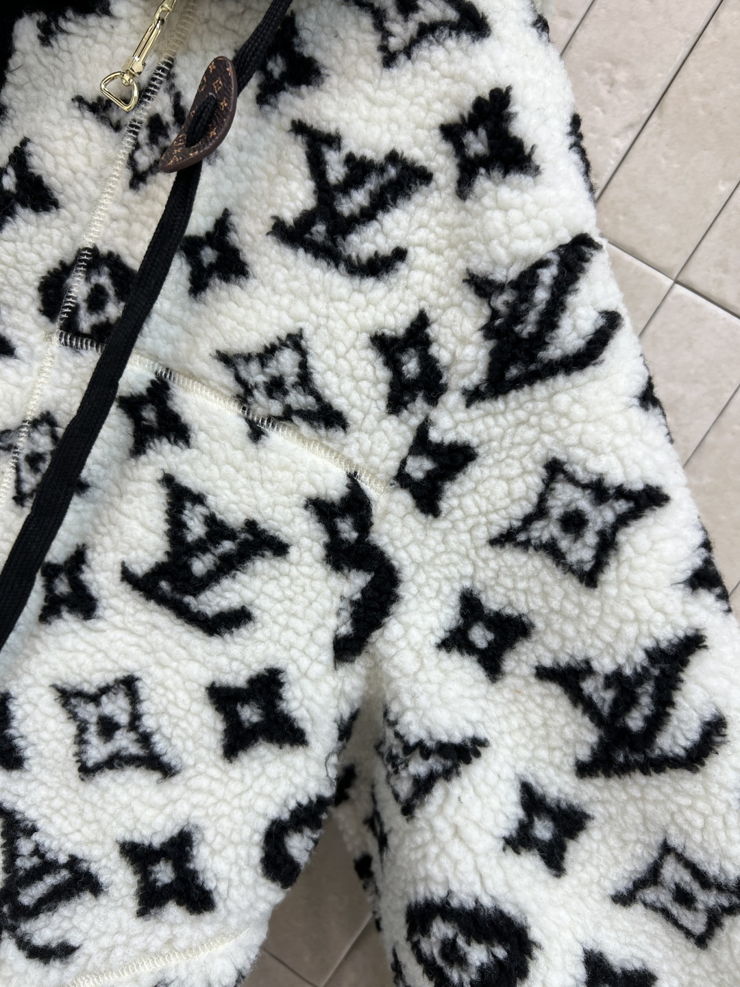 L家 25秋冬新款 老花羊羔绒连帽拼接外套 经典Monogram老花 奢华感满满！羊羔绒材质柔软细腻 保