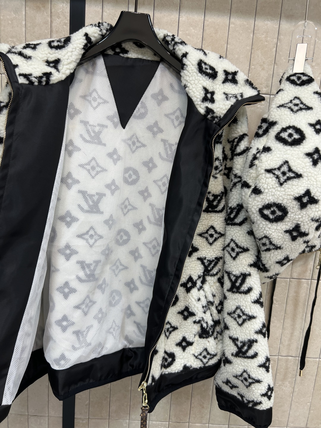 L家 25秋冬新款 老花羊羔绒连帽拼接外套 经典Monogram老花 奢华感满满！羊羔绒材质柔软细腻 保