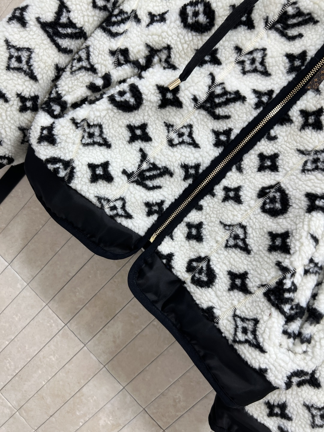 L家 25秋冬新款 老花羊羔绒连帽拼接外套 经典Monogram老花 奢华感满满！羊羔绒材质柔软细腻 保