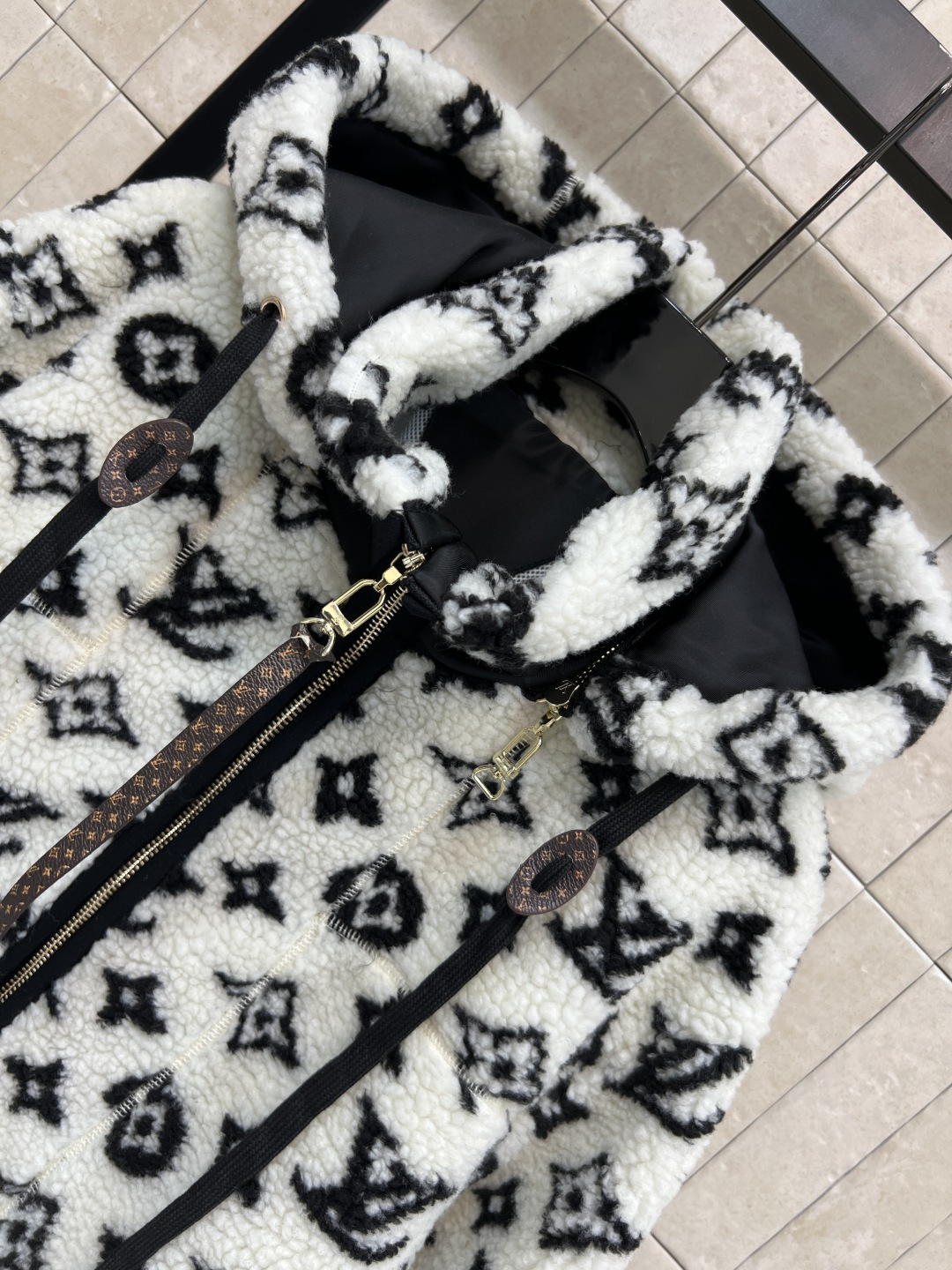 L家 25秋冬新款 老花羊羔绒连帽拼接外套 经典Monogram老花 奢华感满满！羊羔绒材质柔软细腻 保