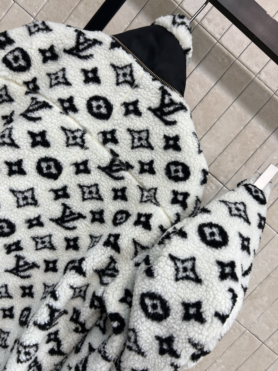 L家 25秋冬新款 老花羊羔绒连帽拼接外套 经典Monogram老花 奢华感满满！羊羔绒材质柔软细腻 保