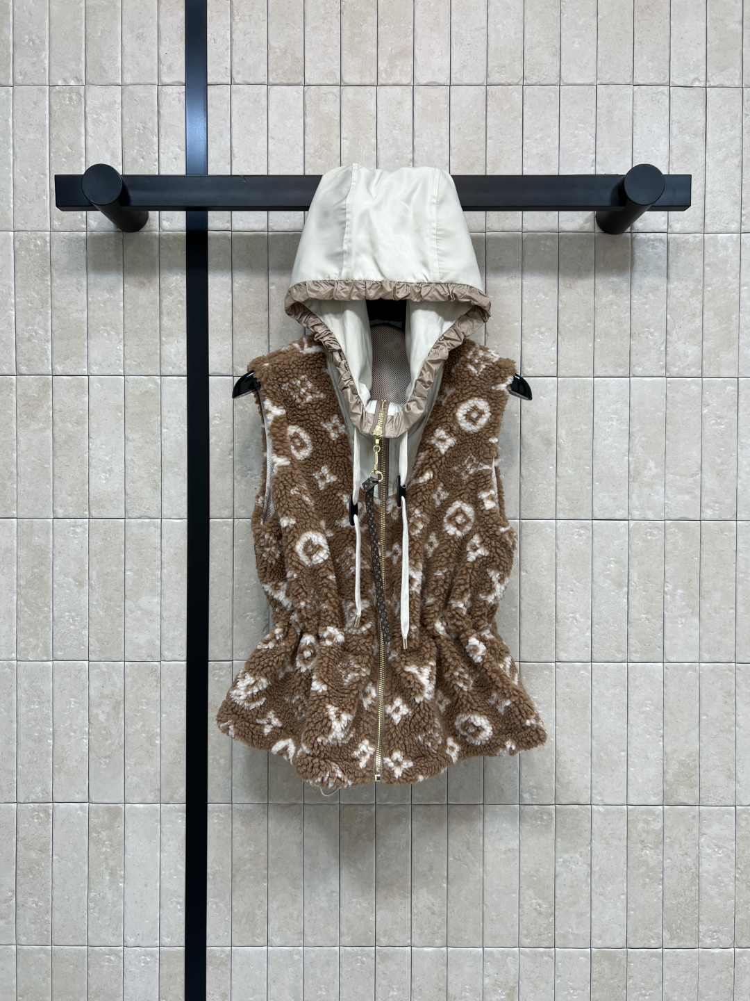 L家 25秋冬新款 老花羊羔毛连帽收腰马甲 经典Monogram老花 奢华感满满！羊羔绒材质柔软细腻 保