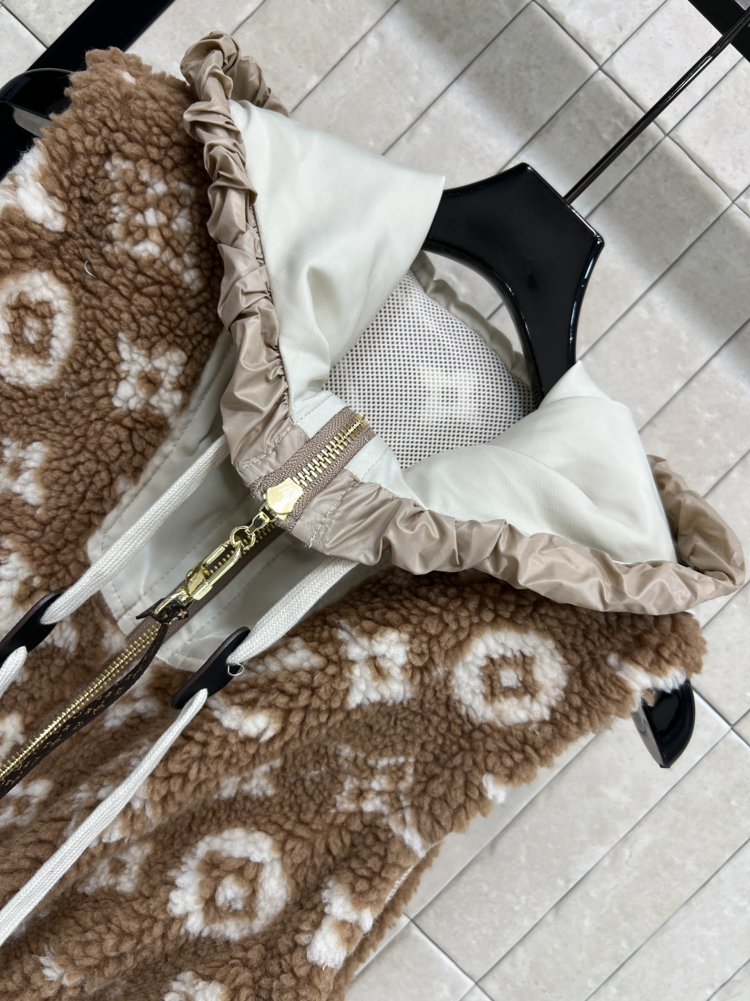 L家 25秋冬新款 老花羊羔毛连帽收腰马甲 经典Monogram老花 奢华感满满！羊羔绒材质柔软细腻 保