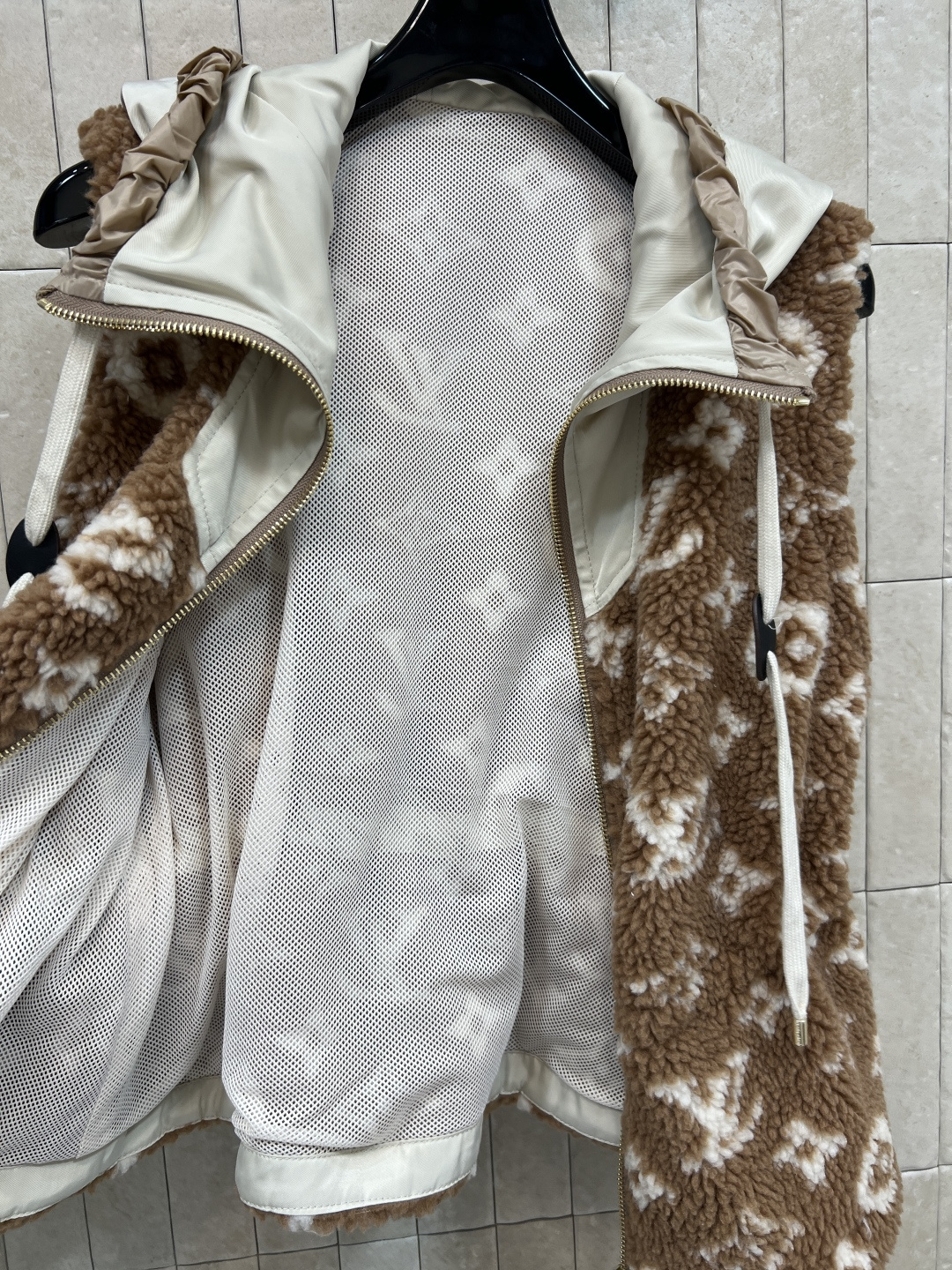 L家 25秋冬新款 老花羊羔毛连帽收腰马甲 经典Monogram老花 奢华感满满！羊羔绒材质柔软细腻 保