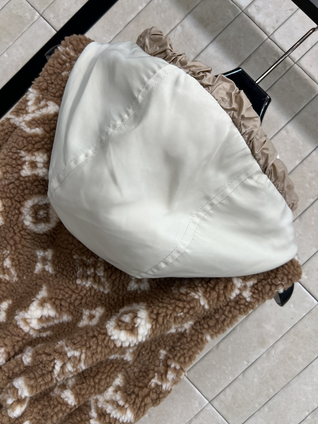 L家 25秋冬新款 老花羊羔毛连帽收腰马甲 经典Monogram老花 奢华感满满！羊羔绒材质柔软细腻 保