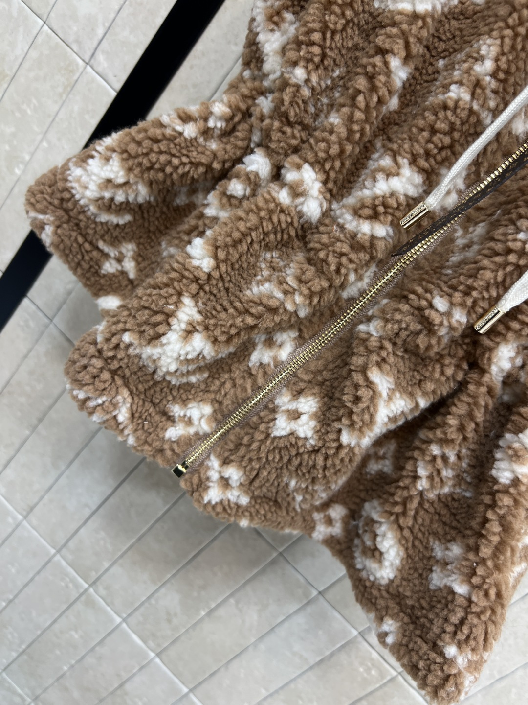 L家 25秋冬新款 老花羊羔毛连帽收腰马甲 经典Monogram老花 奢华感满满！羊羔绒材质柔软细腻 保