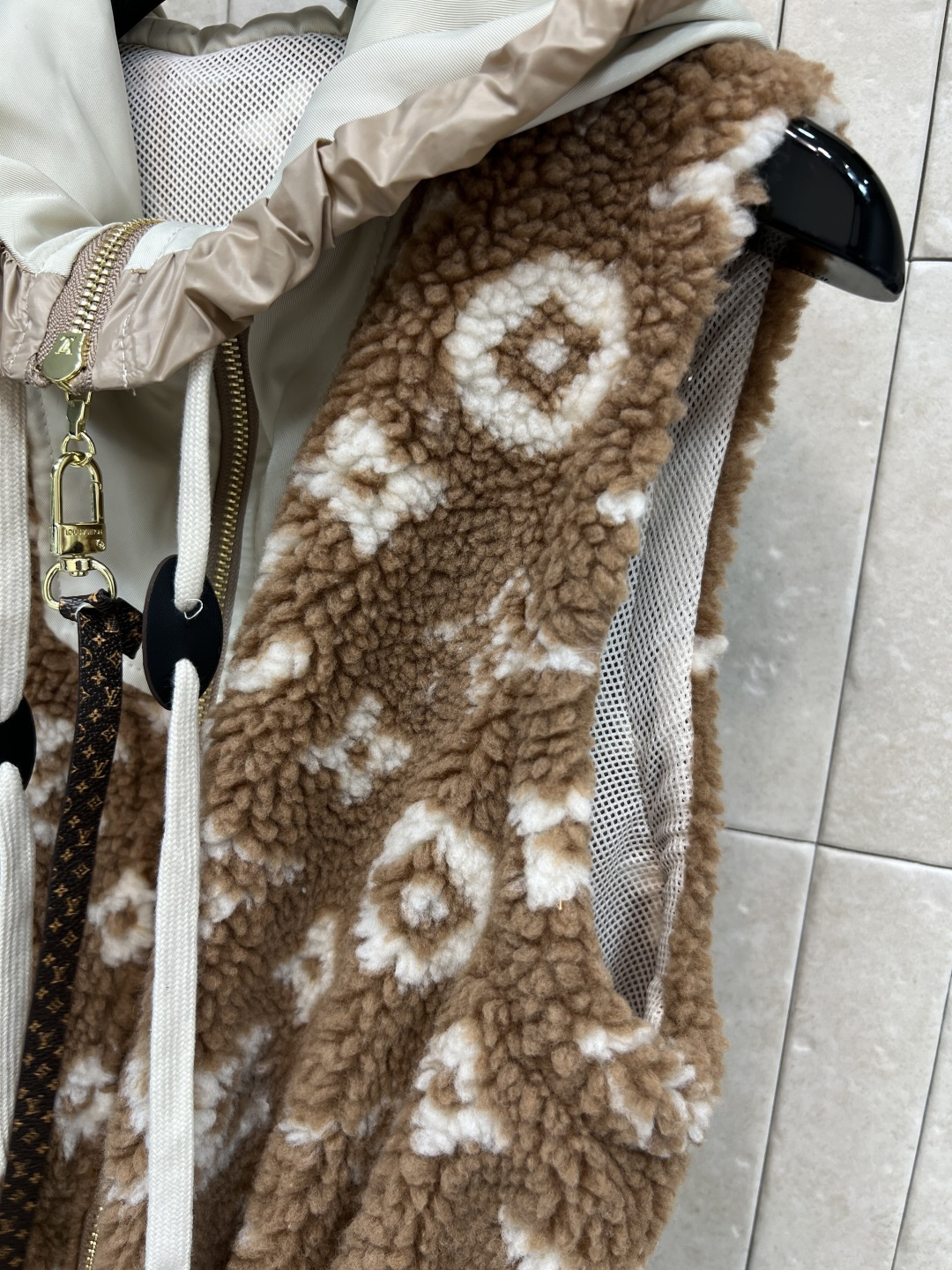 L家 25秋冬新款 老花羊羔毛连帽收腰马甲 经典Monogram老花 奢华感满满！羊羔绒材质柔软细腻 保