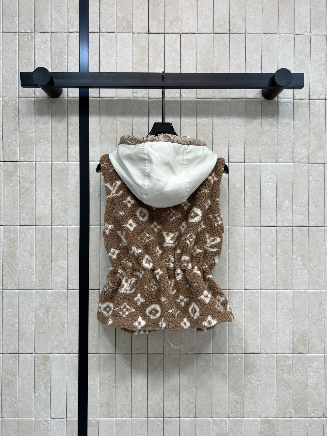 L家 25秋冬新款 老花羊羔毛连帽收腰马甲 经典Monogram老花 奢华感满满！羊羔绒材质柔软细腻 保