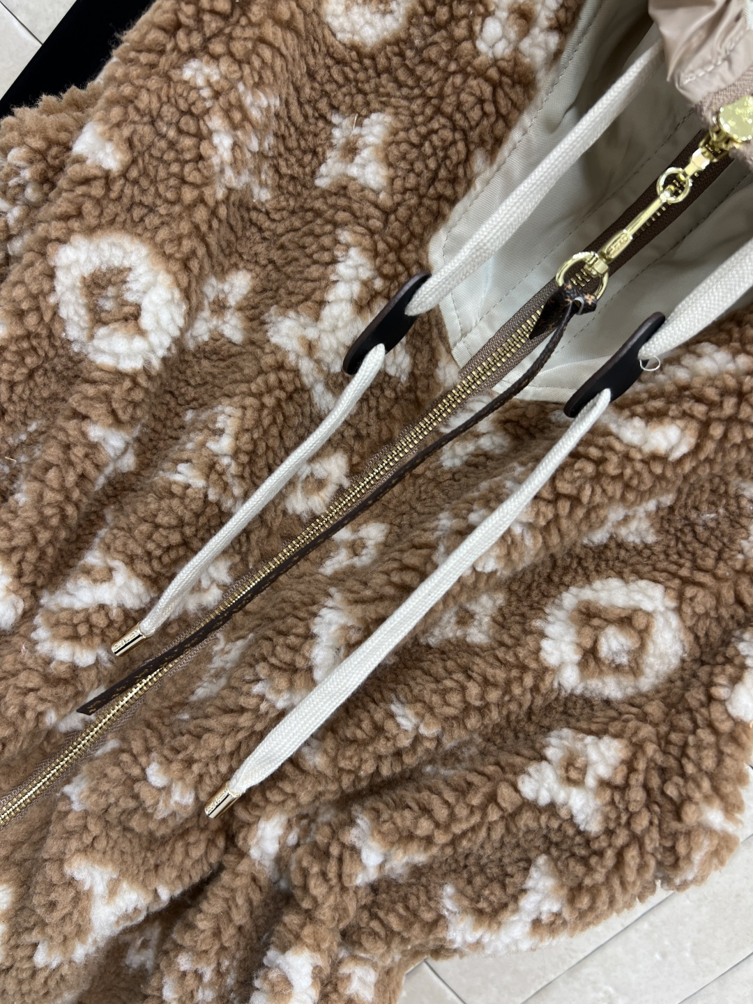 L家 25秋冬新款 老花羊羔毛连帽收腰马甲 经典Monogram老花 奢华感满满！羊羔绒材质柔软细腻 保