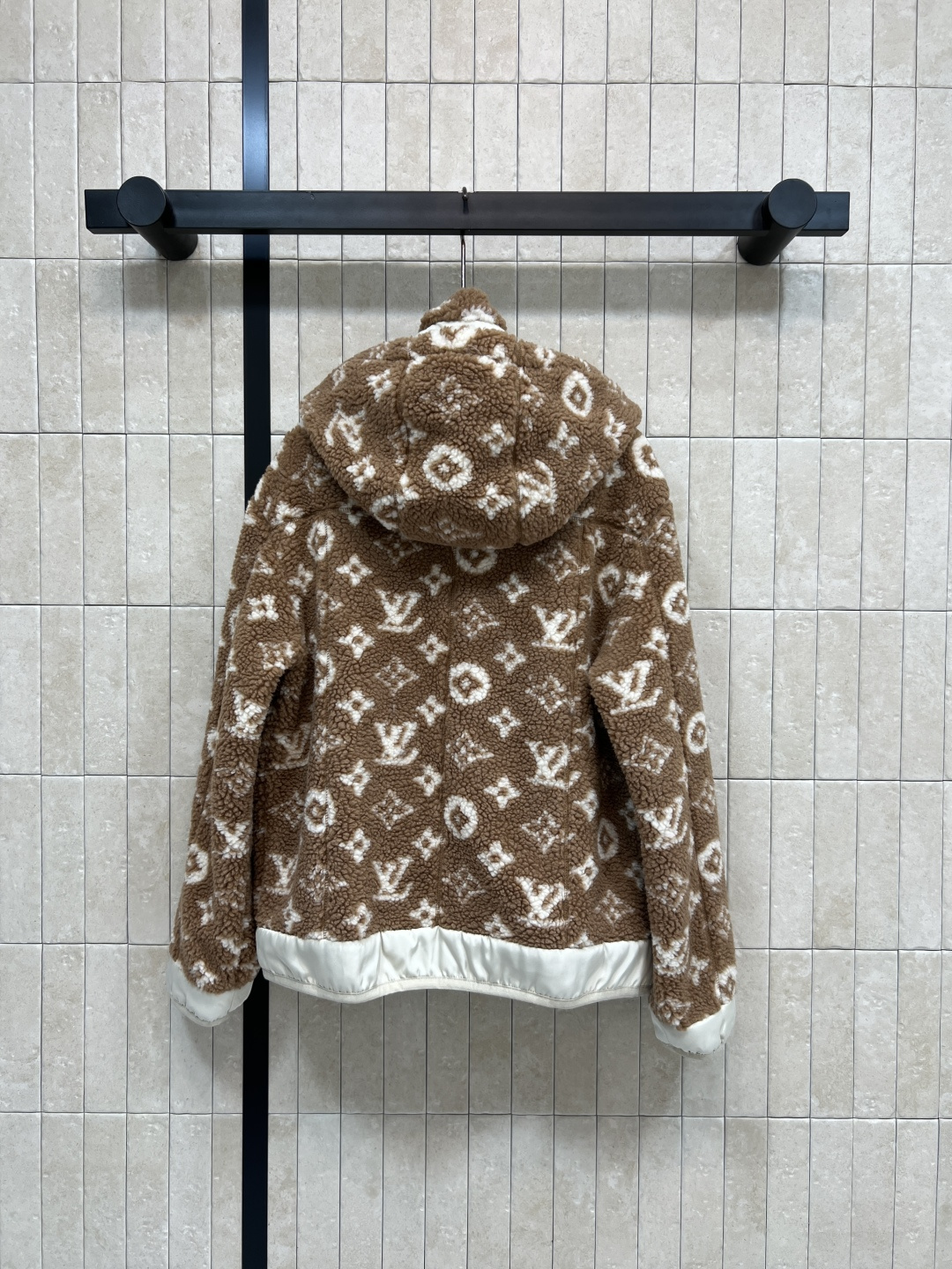 L家 25秋冬新款 老花羊羔绒连帽拼接外套 经典Monogram老花 奢华感满满！羊羔绒材质柔软细腻 保