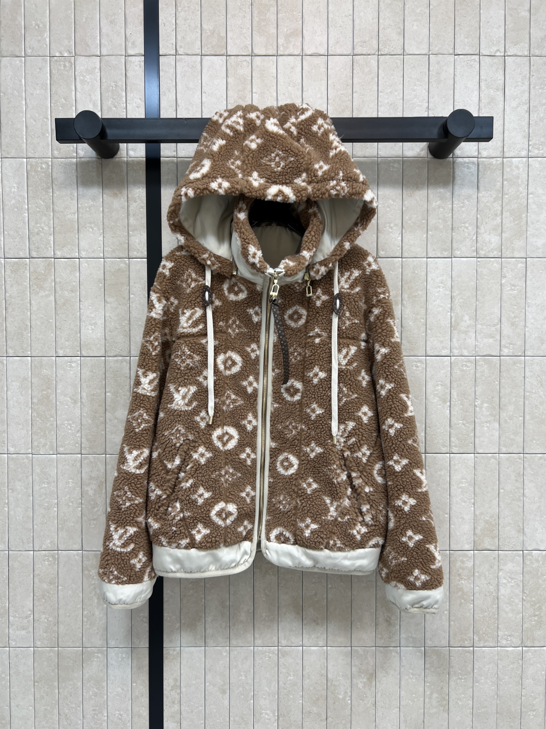 L家 25秋冬新款 老花羊羔绒连帽拼接外套 经典Monogram老花 奢华感满满！羊羔绒材质柔软细腻 保