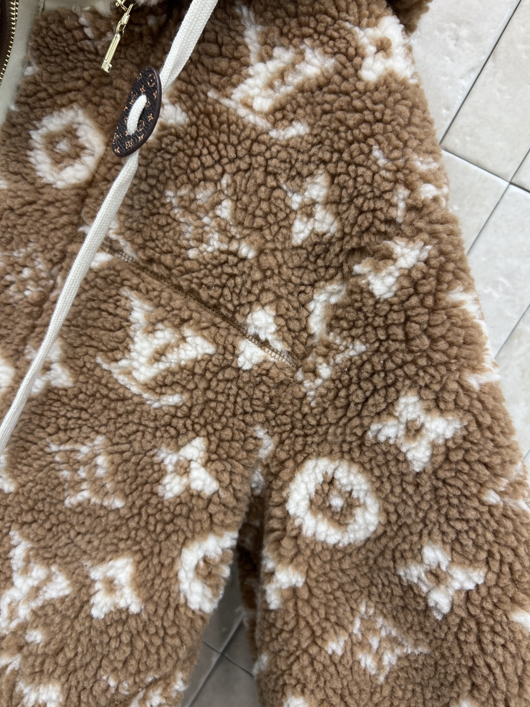 L家 25秋冬新款 老花羊羔绒连帽拼接外套 经典Monogram老花 奢华感满满！羊羔绒材质柔软细腻 保