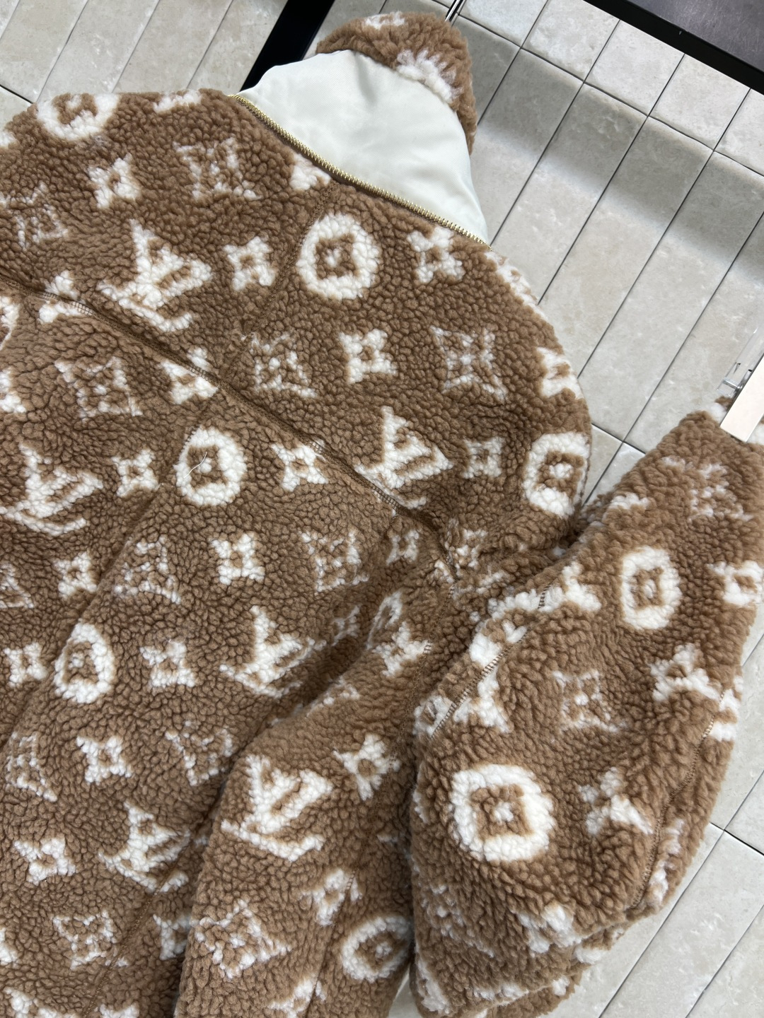 L家 25秋冬新款 老花羊羔绒连帽拼接外套 经典Monogram老花 奢华感满满！羊羔绒材质柔软细腻 保