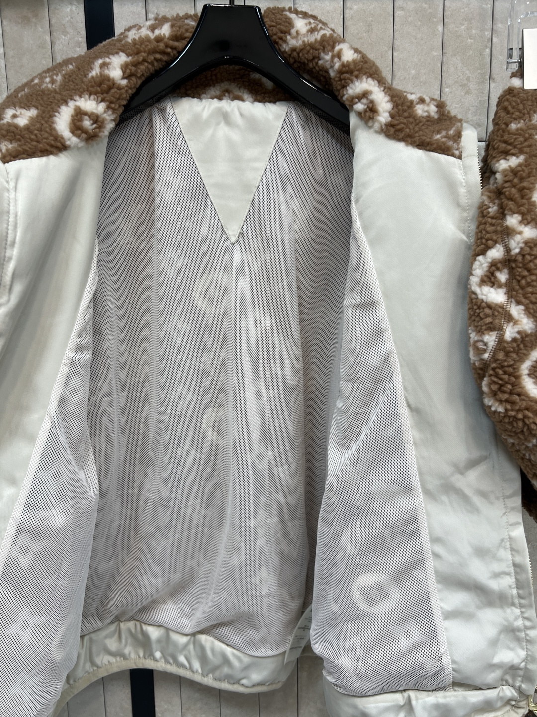 L家 25秋冬新款 老花羊羔绒连帽拼接外套 经典Monogram老花 奢华感满满！羊羔绒材质柔软细腻 保