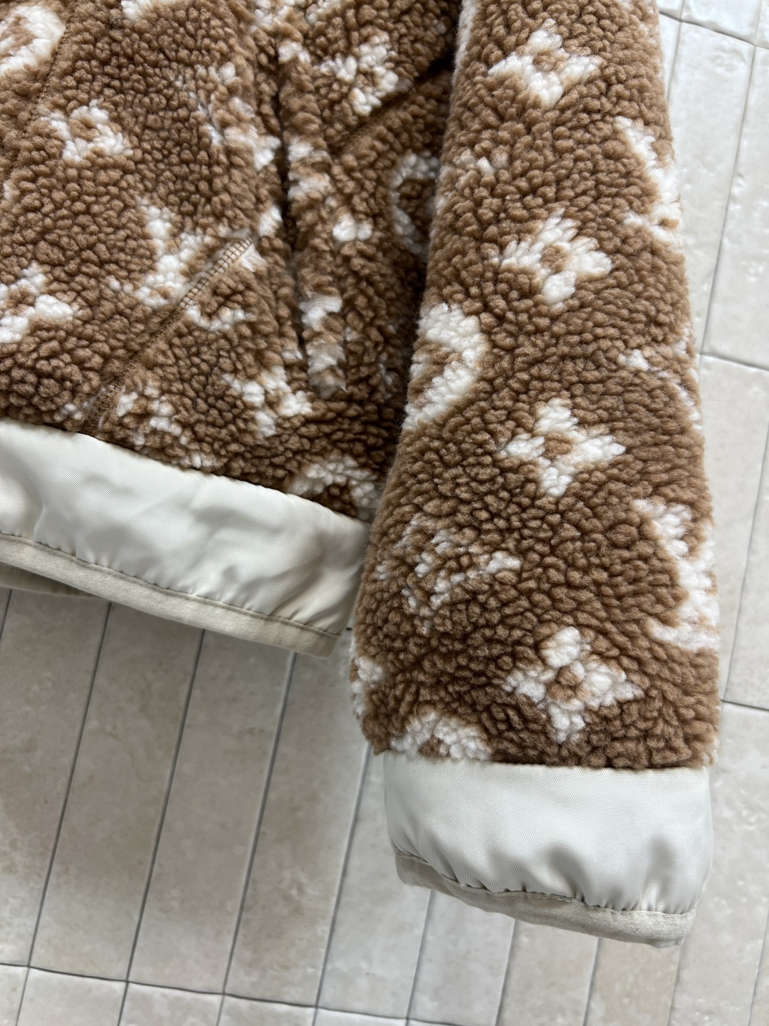 L家 25秋冬新款 老花羊羔绒连帽拼接外套 经典Monogram老花 奢华感满满！羊羔绒材质柔软细腻 保