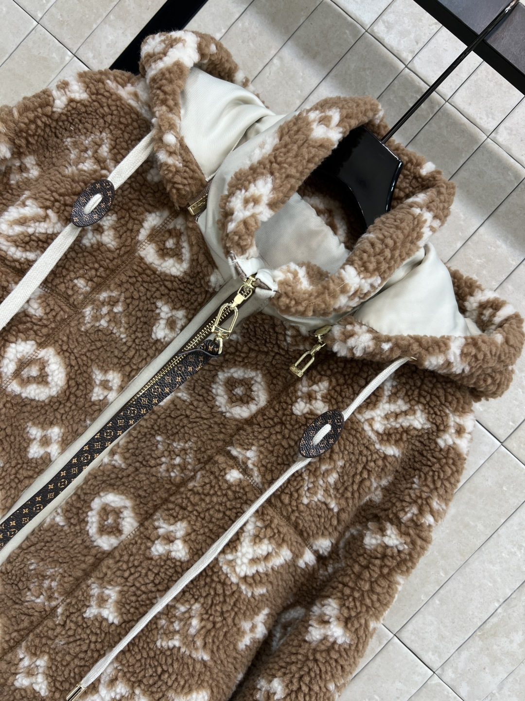 L家 25秋冬新款 老花羊羔绒连帽拼接外套 经典Monogram老花 奢华感满满！羊羔绒材质柔软细腻 保