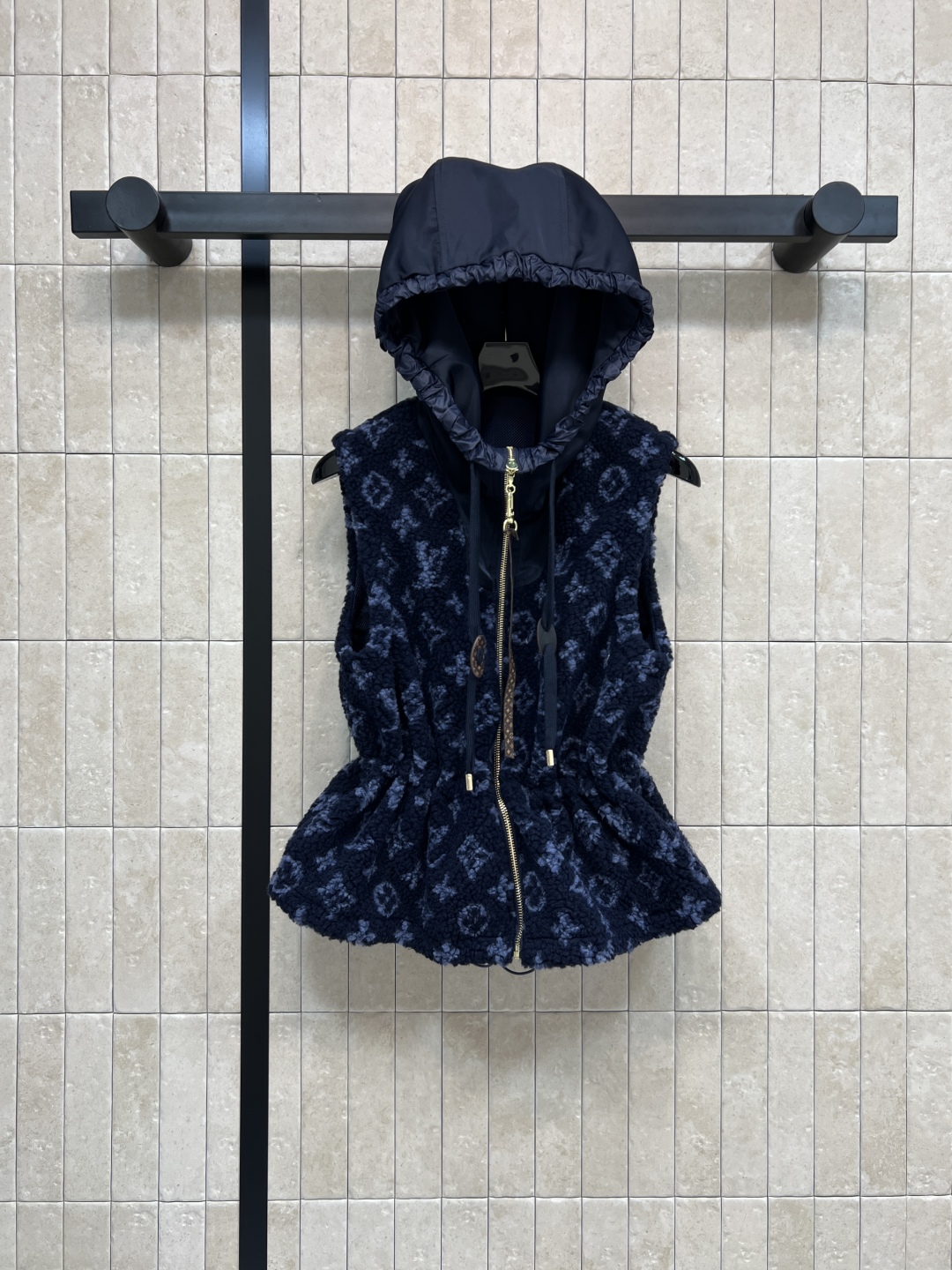 L家 25秋冬新款 老花羊羔毛连帽收腰马甲 经典Monogram老花 奢华感满满！羊羔绒材质柔软细腻 保