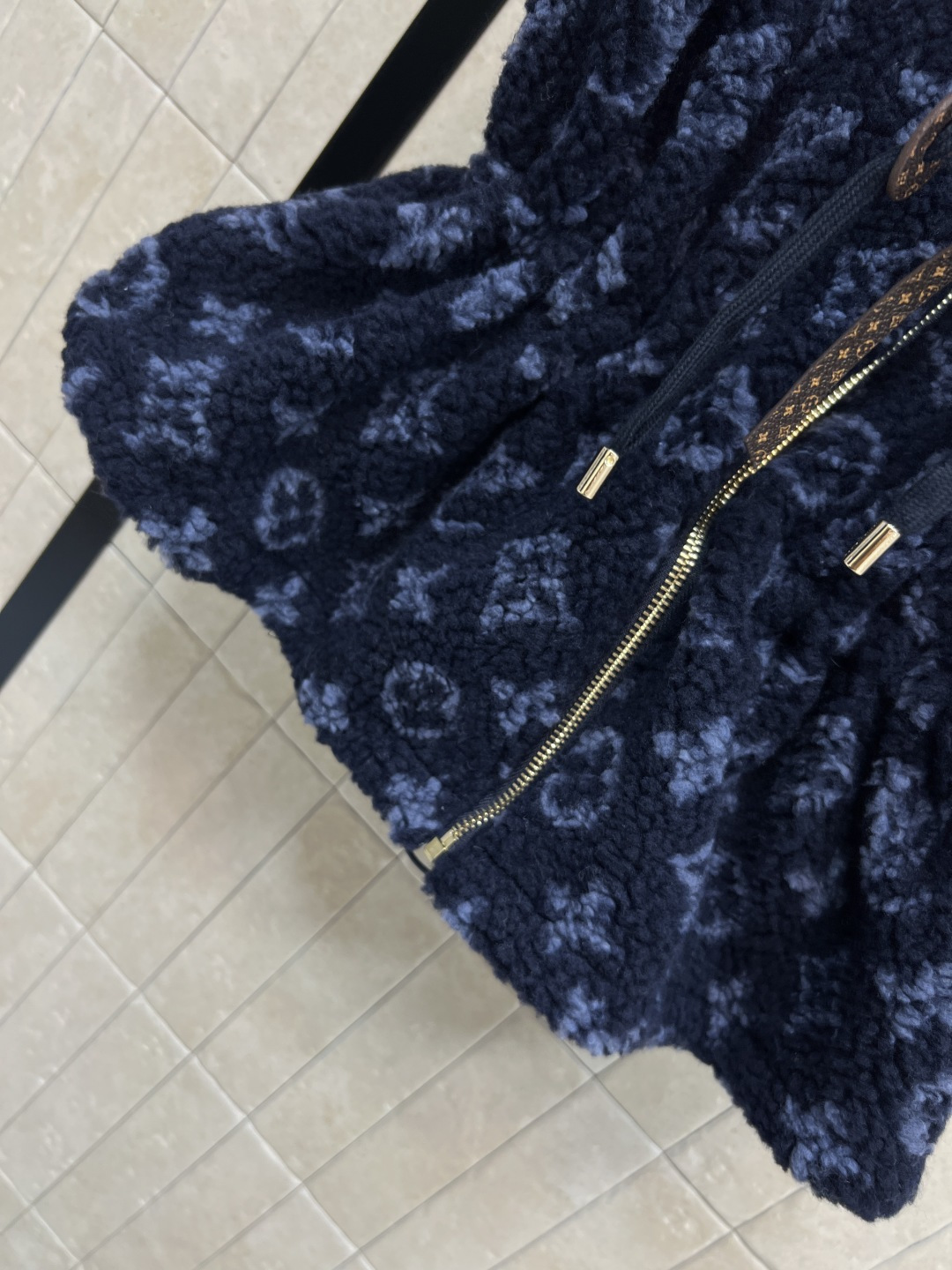 L家 25秋冬新款 老花羊羔毛连帽收腰马甲 经典Monogram老花 奢华感满满！羊羔绒材质柔软细腻 保