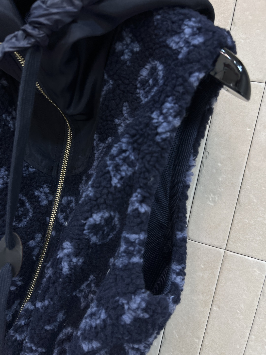 L家 25秋冬新款 老花羊羔毛连帽收腰马甲 经典Monogram老花 奢华感满满！羊羔绒材质柔软细腻 保