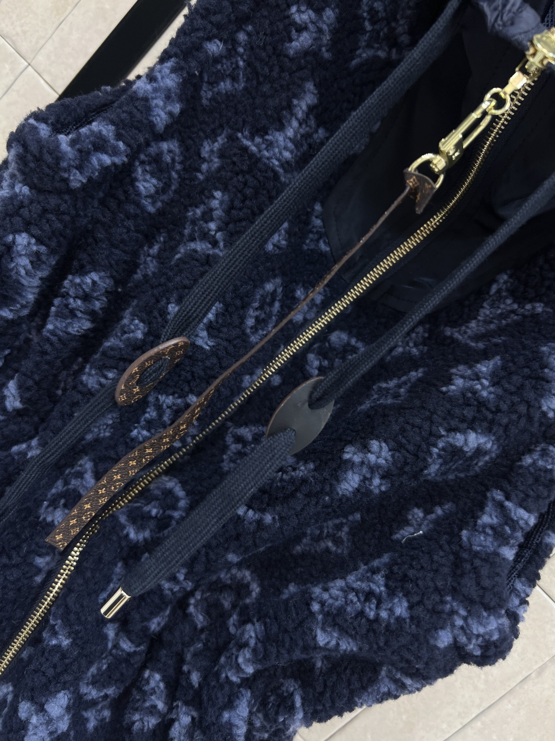 L家 25秋冬新款 老花羊羔毛连帽收腰马甲 经典Monogram老花 奢华感满满！羊羔绒材质柔软细腻 保