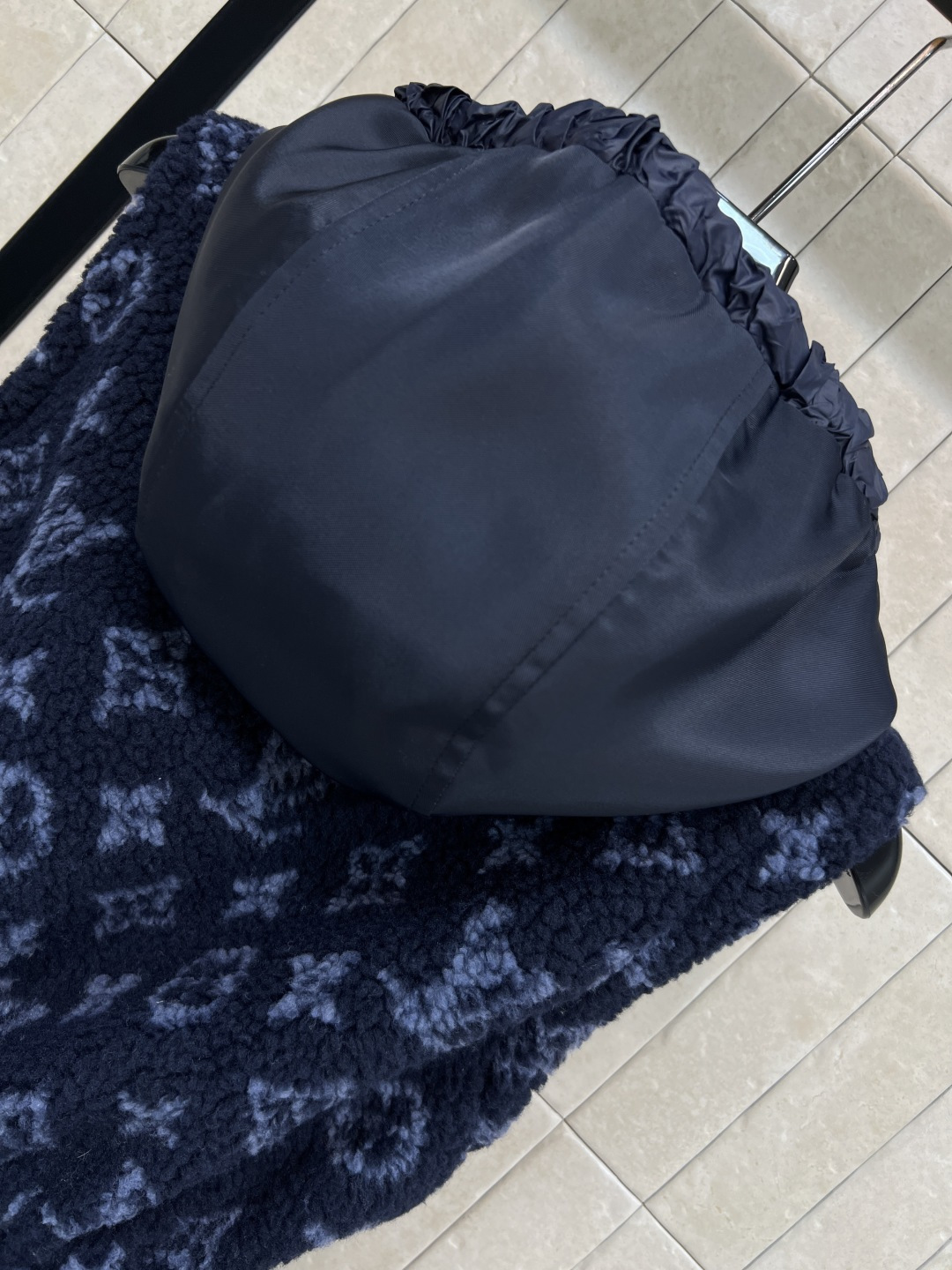 L家 25秋冬新款 老花羊羔毛连帽收腰马甲 经典Monogram老花 奢华感满满！羊羔绒材质柔软细腻 保