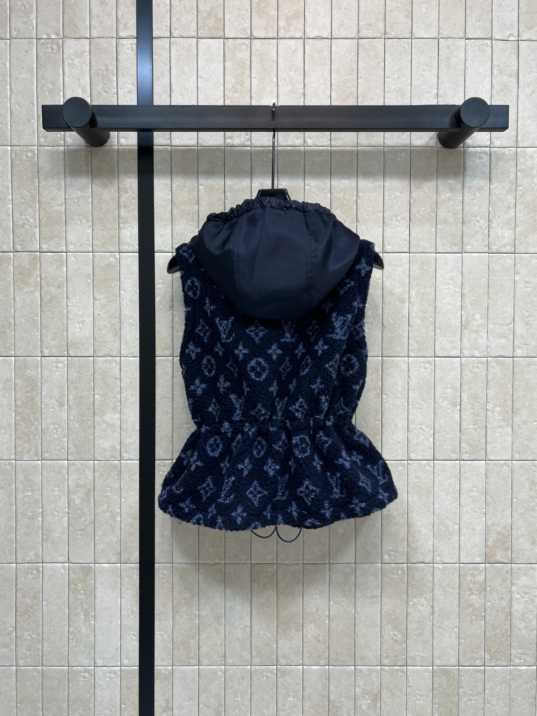 L家 25秋冬新款 老花羊羔毛连帽收腰马甲 经典Monogram老花 奢华感满满！羊羔绒材质柔软细腻 保