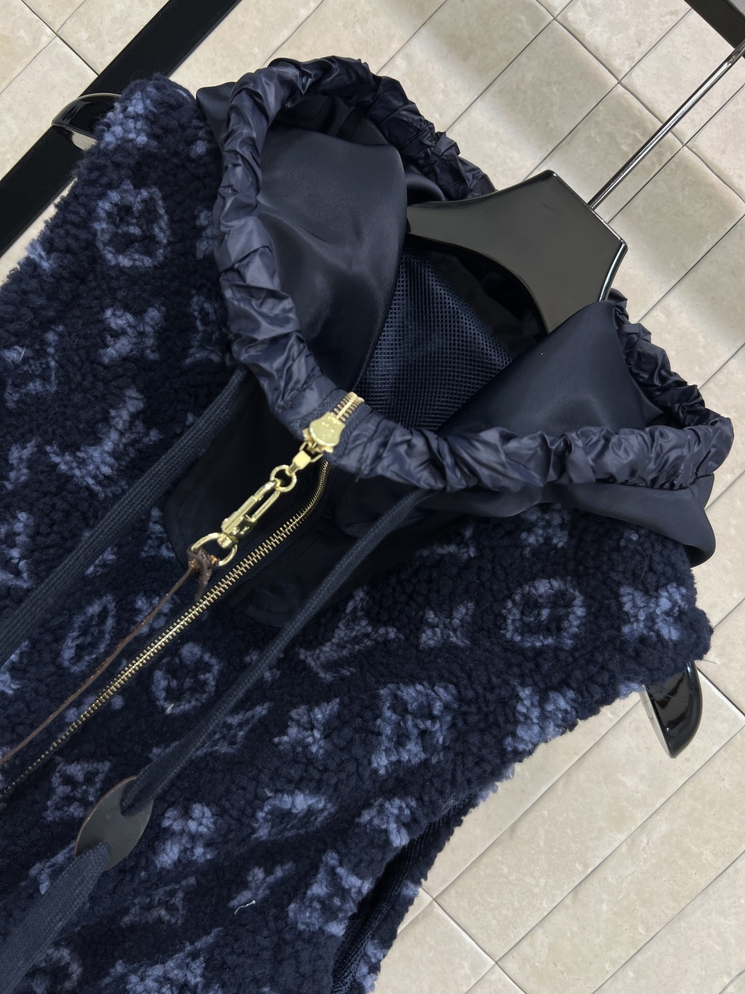 L家 25秋冬新款 老花羊羔毛连帽收腰马甲 经典Monogram老花 奢华感满满！羊羔绒材质柔软细腻 保