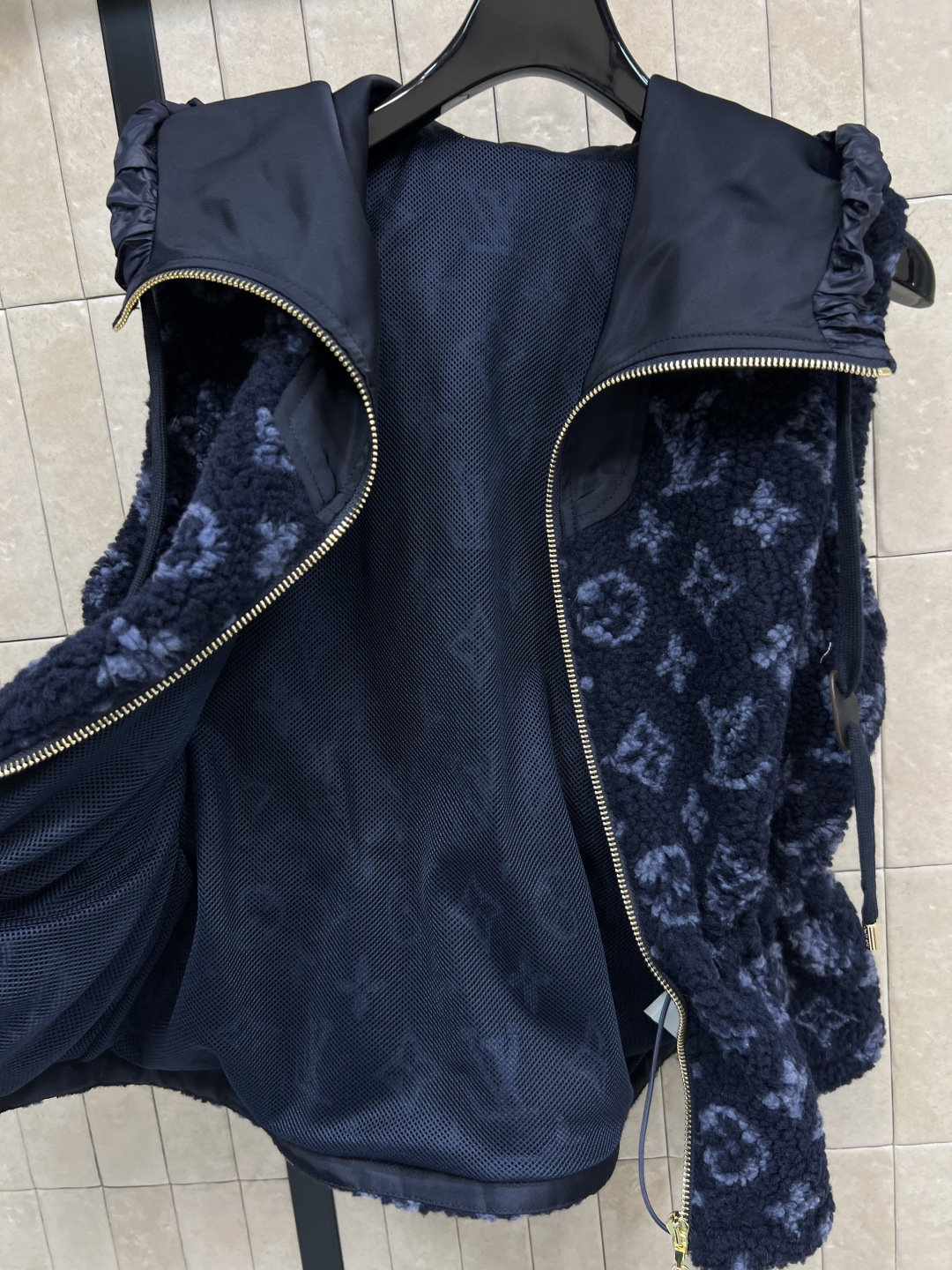 L家 25秋冬新款 老花羊羔毛连帽收腰马甲 经典Monogram老花 奢华感满满！羊羔绒材质柔软细腻 保