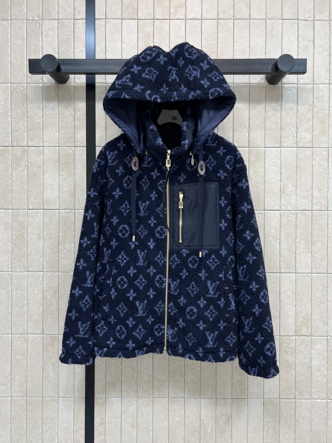 L家 25秋冬新款 老花羊羔毛连帽外套 深蓝Monogram老花羊羔毛 奢华又实用！羊羔绒材质柔软保暖 