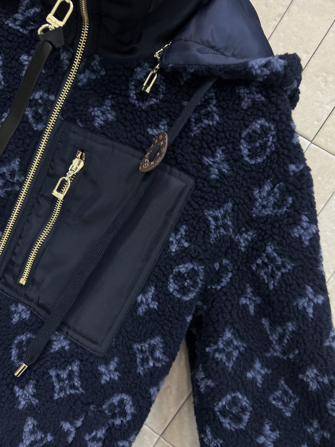 L家 25秋冬新款 老花羊羔毛连帽外套 深蓝Monogram老花羊羔毛 奢华又实用！羊羔绒材质柔软保暖 