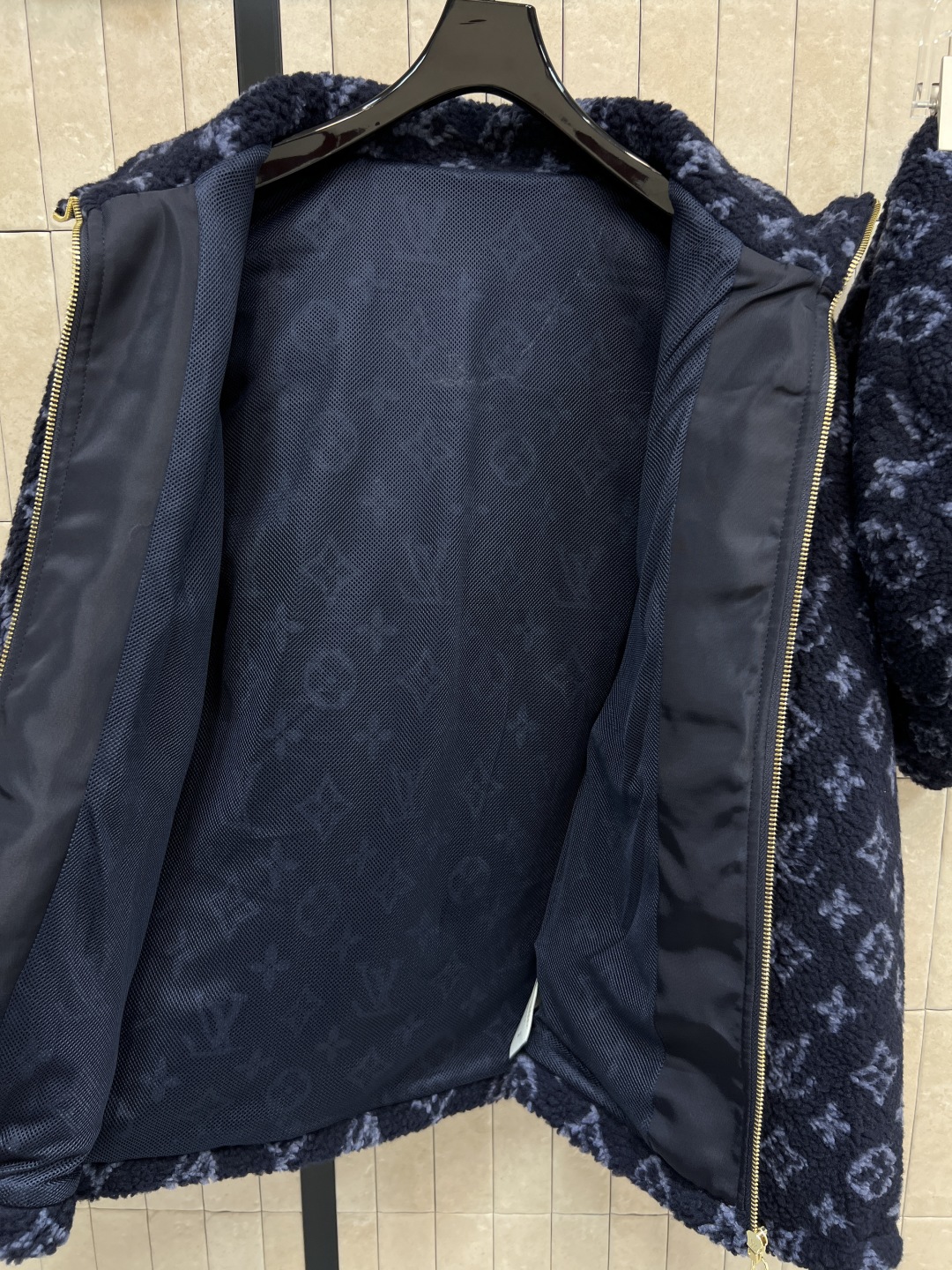 L家 25秋冬新款 老花羊羔毛连帽外套 深蓝Monogram老花羊羔毛 奢华又实用！羊羔绒材质柔软保暖 