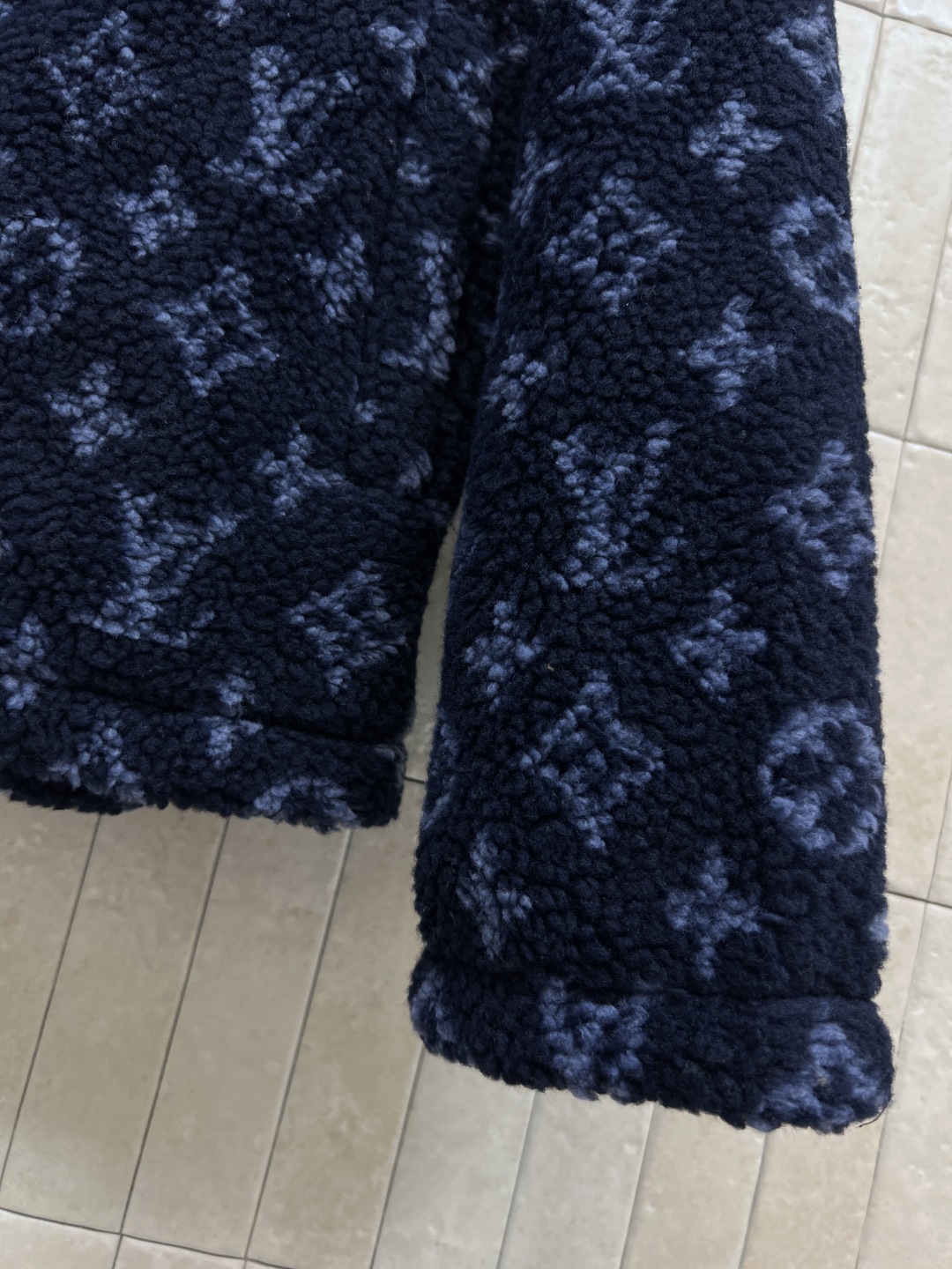 L家 25秋冬新款 老花羊羔毛连帽外套 深蓝Monogram老花羊羔毛 奢华又实用！羊羔绒材质柔软保暖 