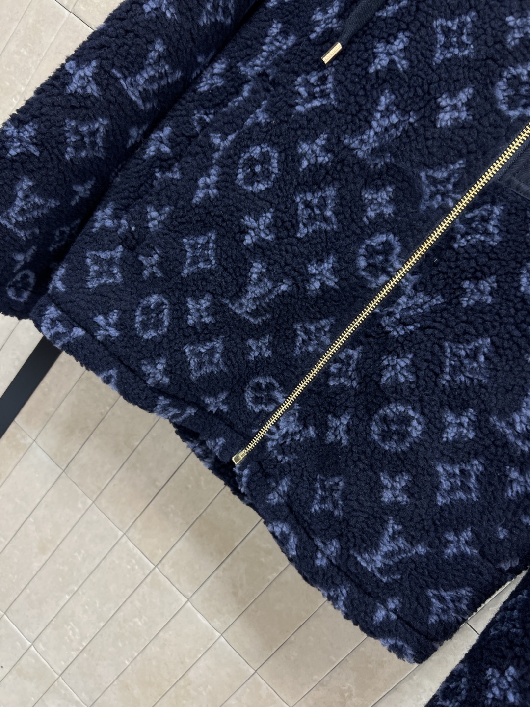 L家 25秋冬新款 老花羊羔毛连帽外套 深蓝Monogram老花羊羔毛 奢华又实用！羊羔绒材质柔软保暖 