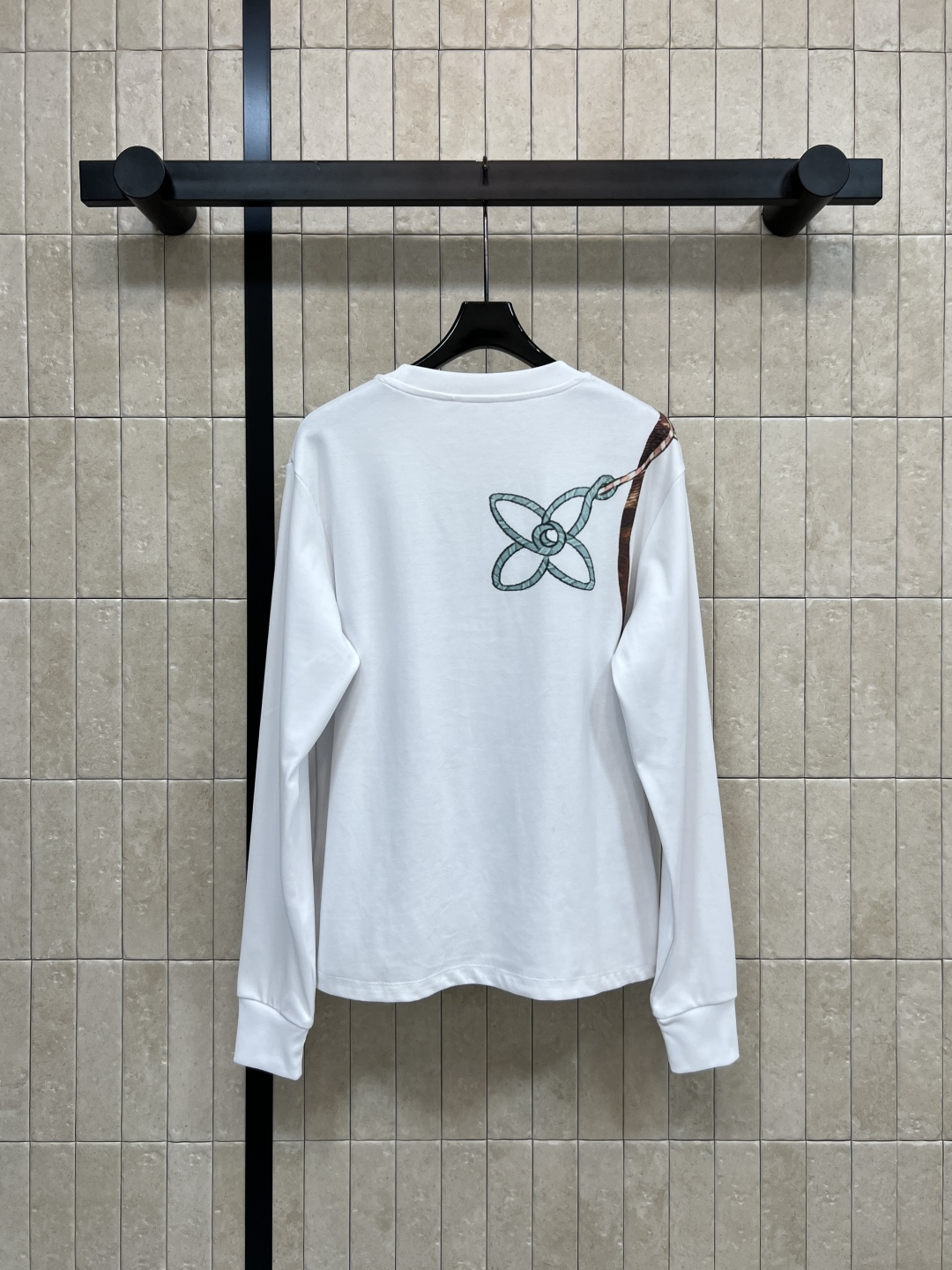 L家 25秋冬新款 包包链条印花长袖T恤 棉质面料柔软舒适 胸前经典Monogram老花包包链条印花元素