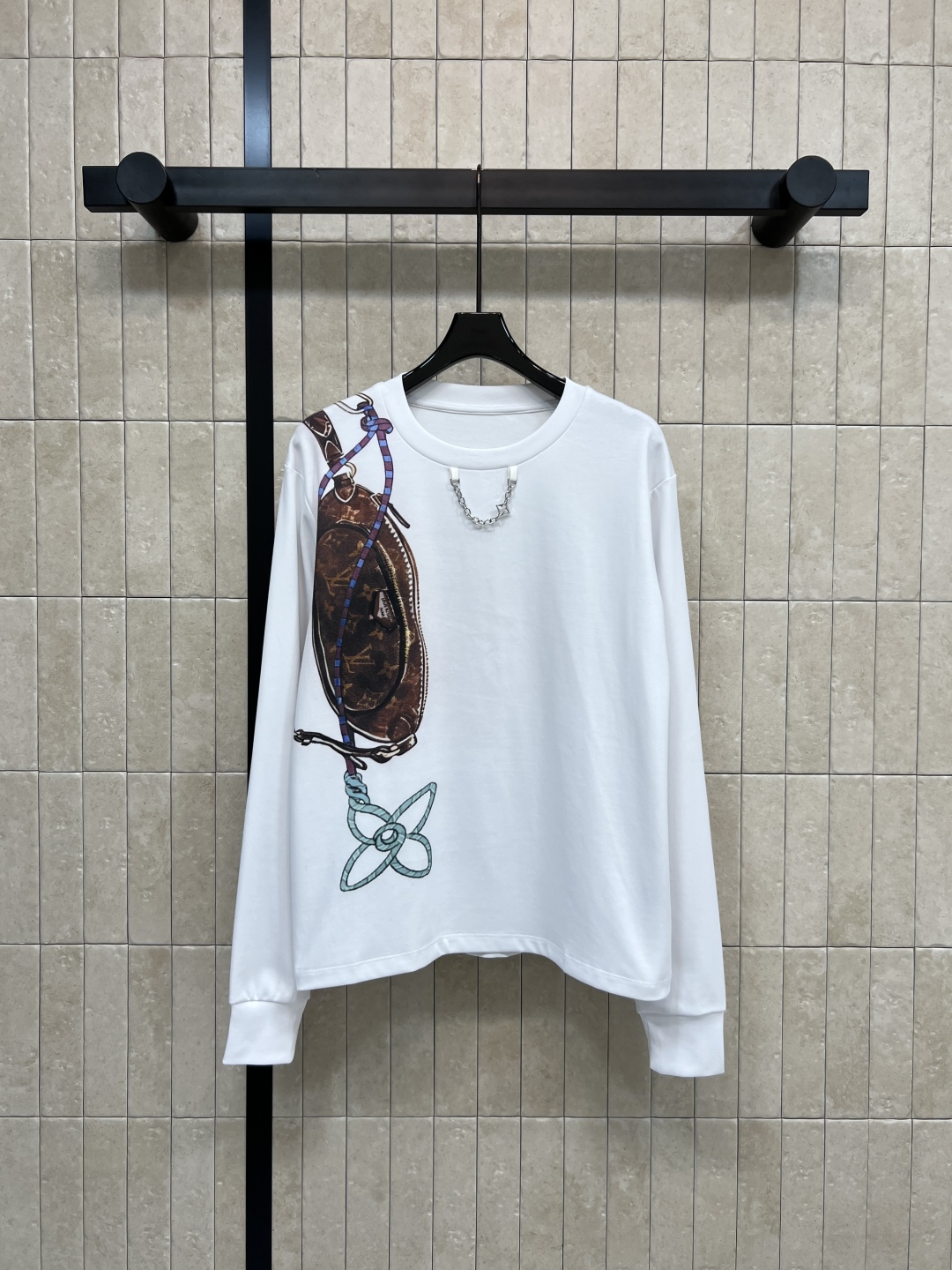 L家 25秋冬新款 包包链条印花长袖T恤 棉质面料柔软舒适 胸前经典Monogram老花包包链条印花元素