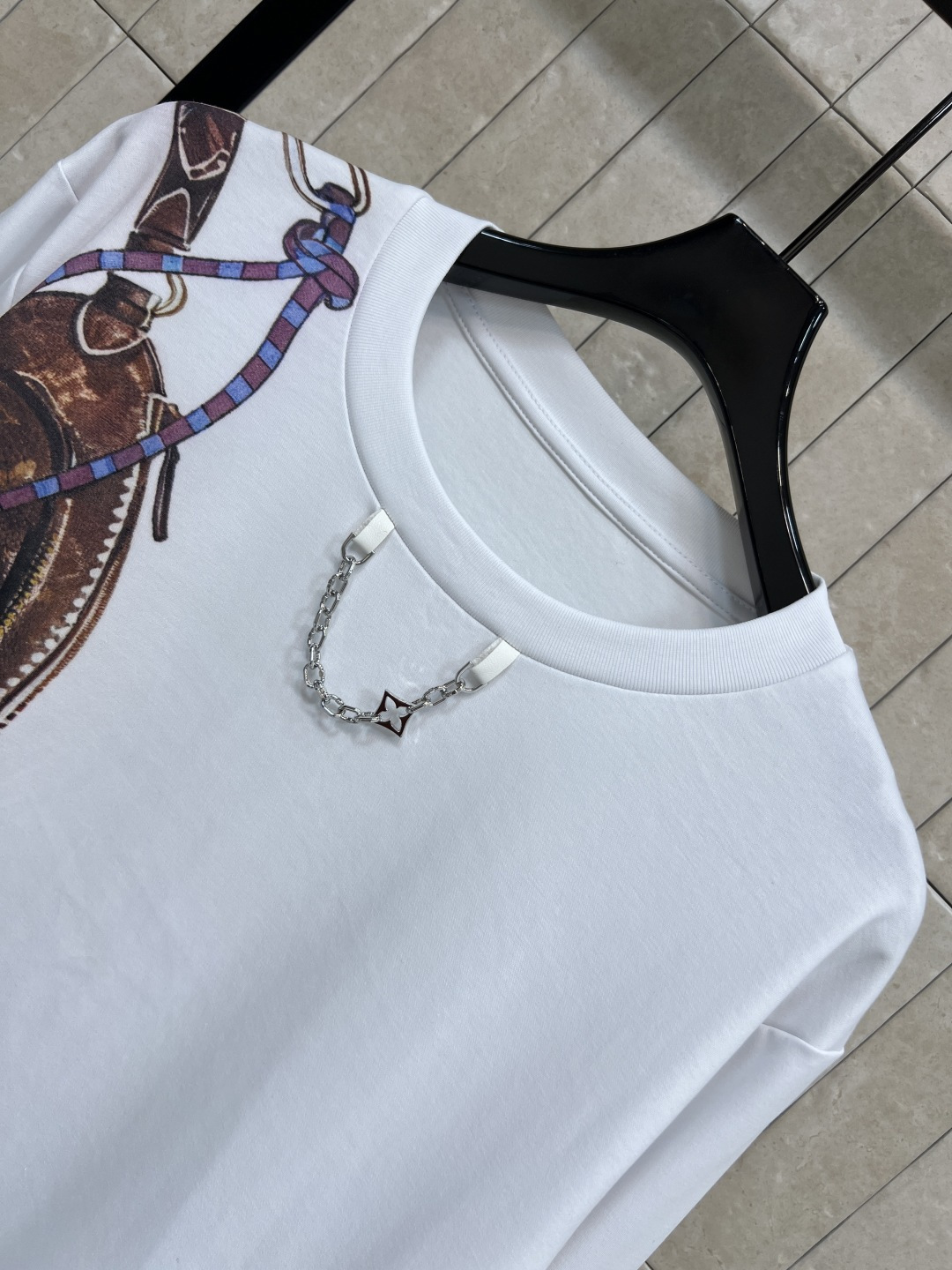 L家 25秋冬新款 包包链条印花长袖T恤 棉质面料柔软舒适 胸前经典Monogram老花包包链条印花元素