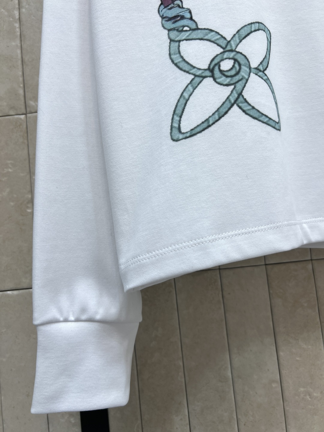 L家 25秋冬新款 包包链条印花长袖T恤 棉质面料柔软舒适 胸前经典Monogram老花包包链条印花元素