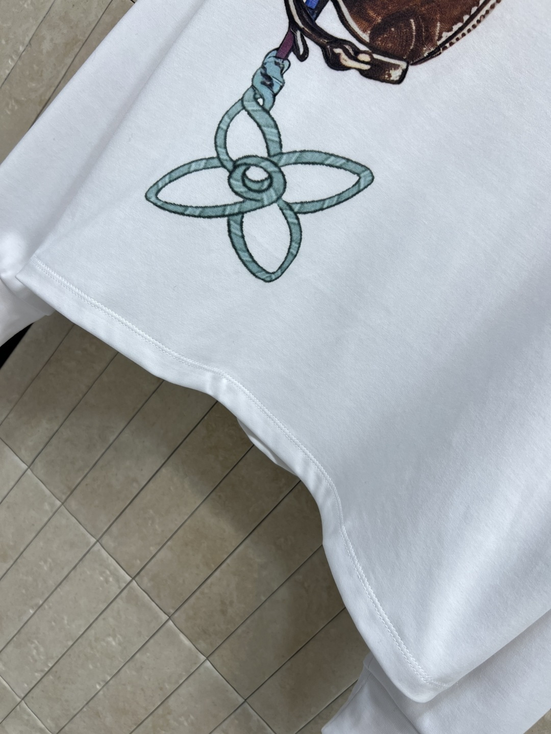 L家 25秋冬新款 包包链条印花长袖T恤 棉质面料柔软舒适 胸前经典Monogram老花包包链条印花元素