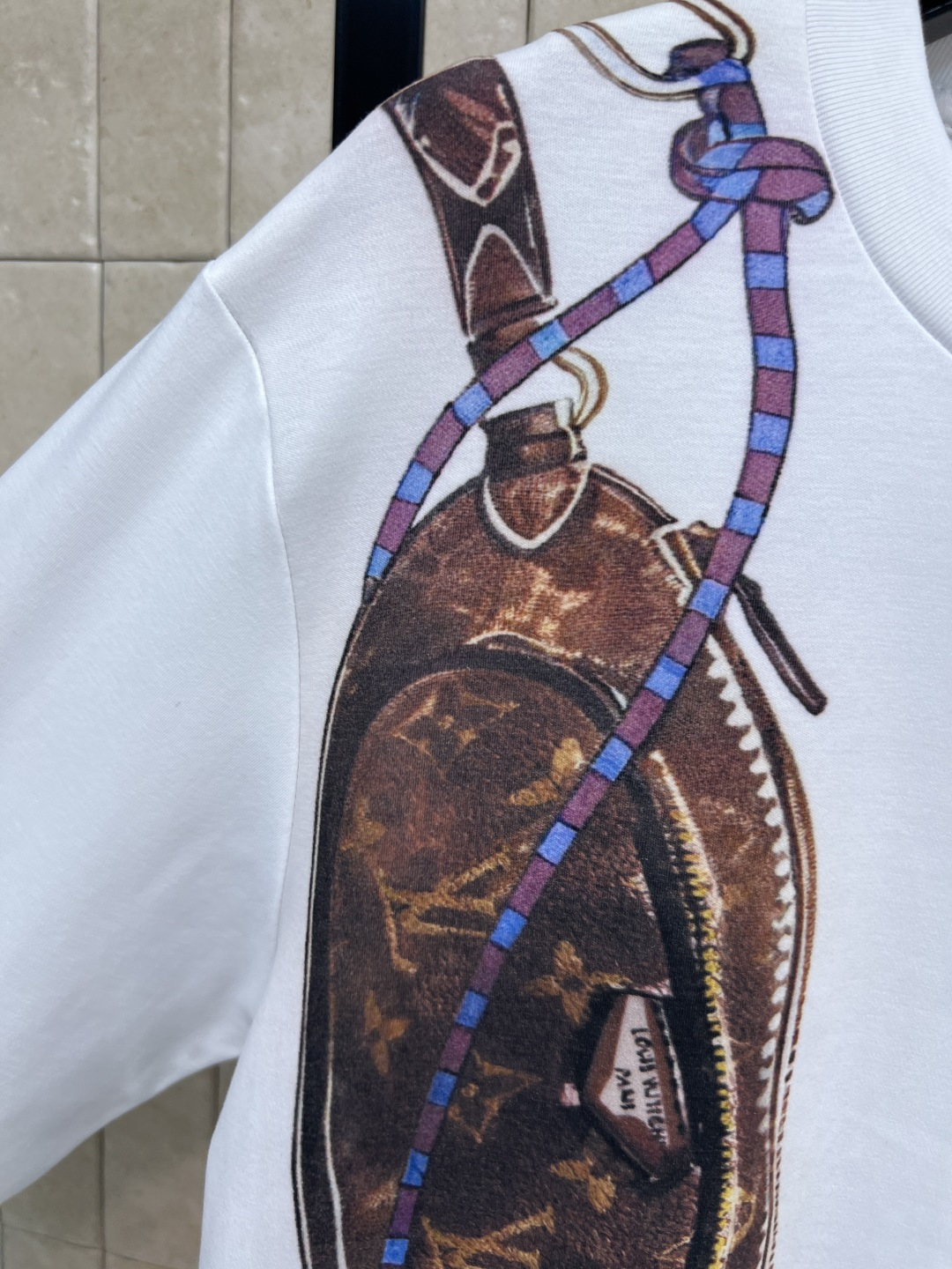 L家 25秋冬新款 包包链条印花长袖T恤 棉质面料柔软舒适 胸前经典Monogram老花包包链条印花元素