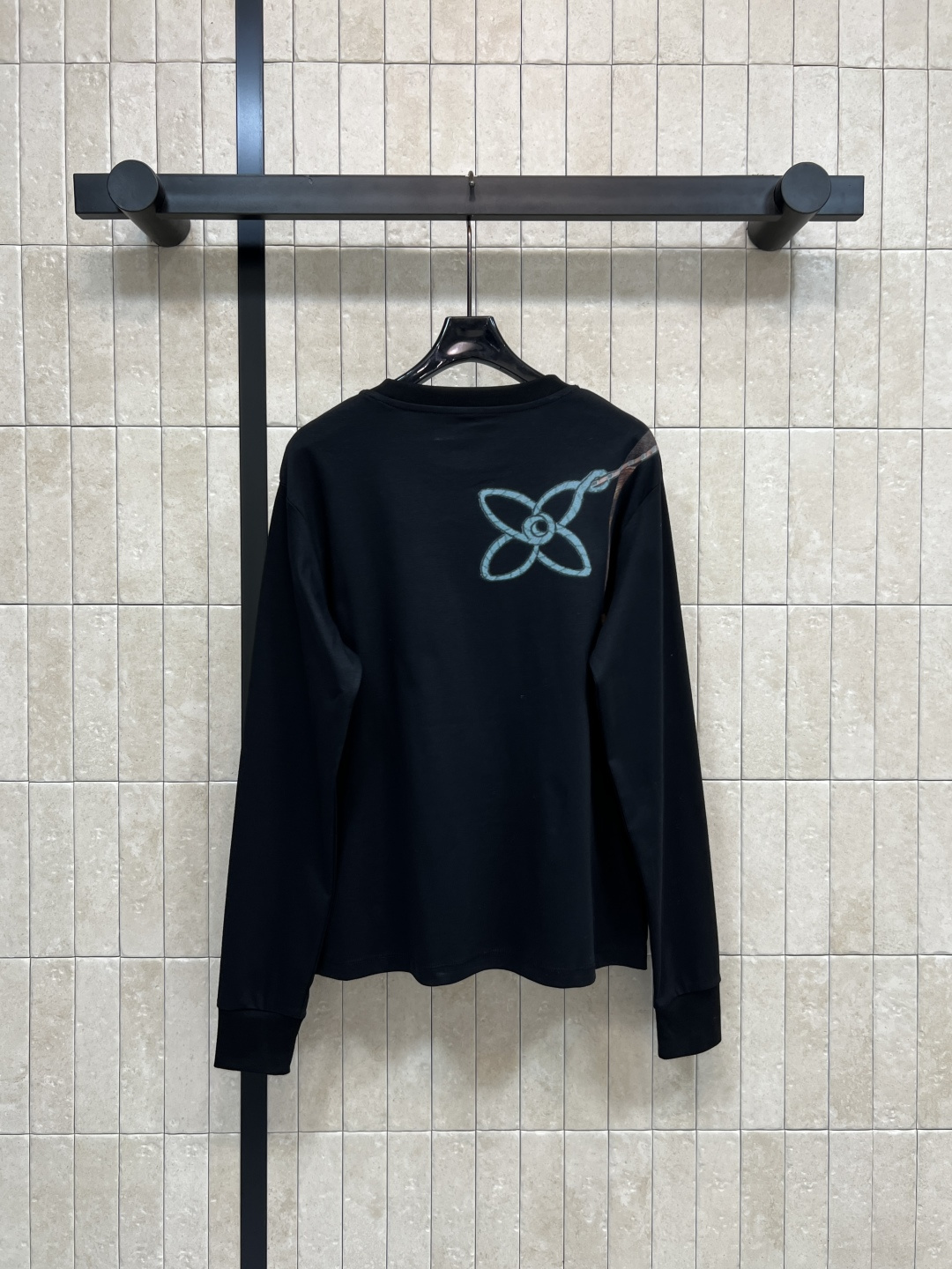 L家 25秋冬新款 包包链条印花长袖T恤 棉质面料柔软舒适 胸前经典Monogram老花包包链条印花元素