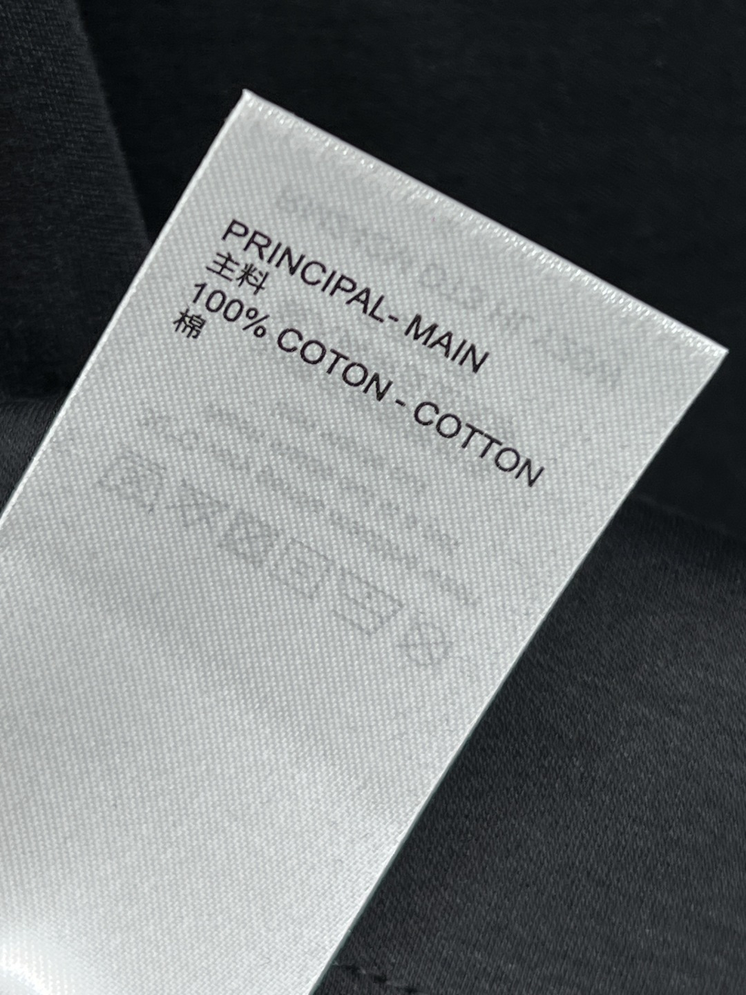 L家 25秋冬新款 包包链条印花长袖T恤 棉质面料柔软舒适 胸前经典Monogram老花包包链条印花元素