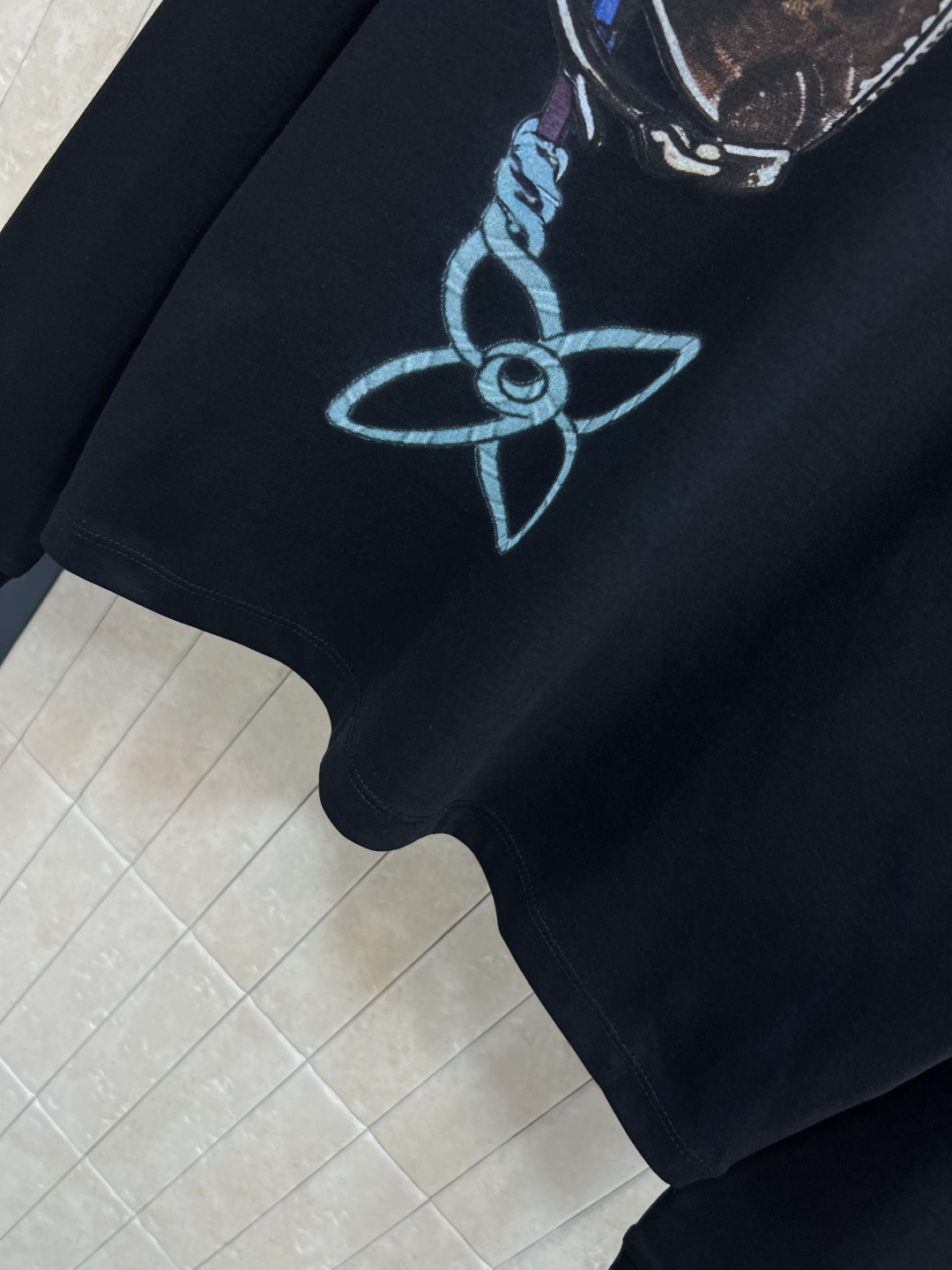 L家 25秋冬新款 包包链条印花长袖T恤 棉质面料柔软舒适 胸前经典Monogram老花包包链条印花元素